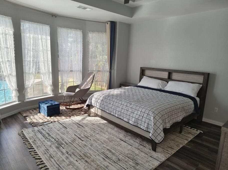 Newly Remodeled 3Bed2Bath Monthly Rental with Pool, Office Space