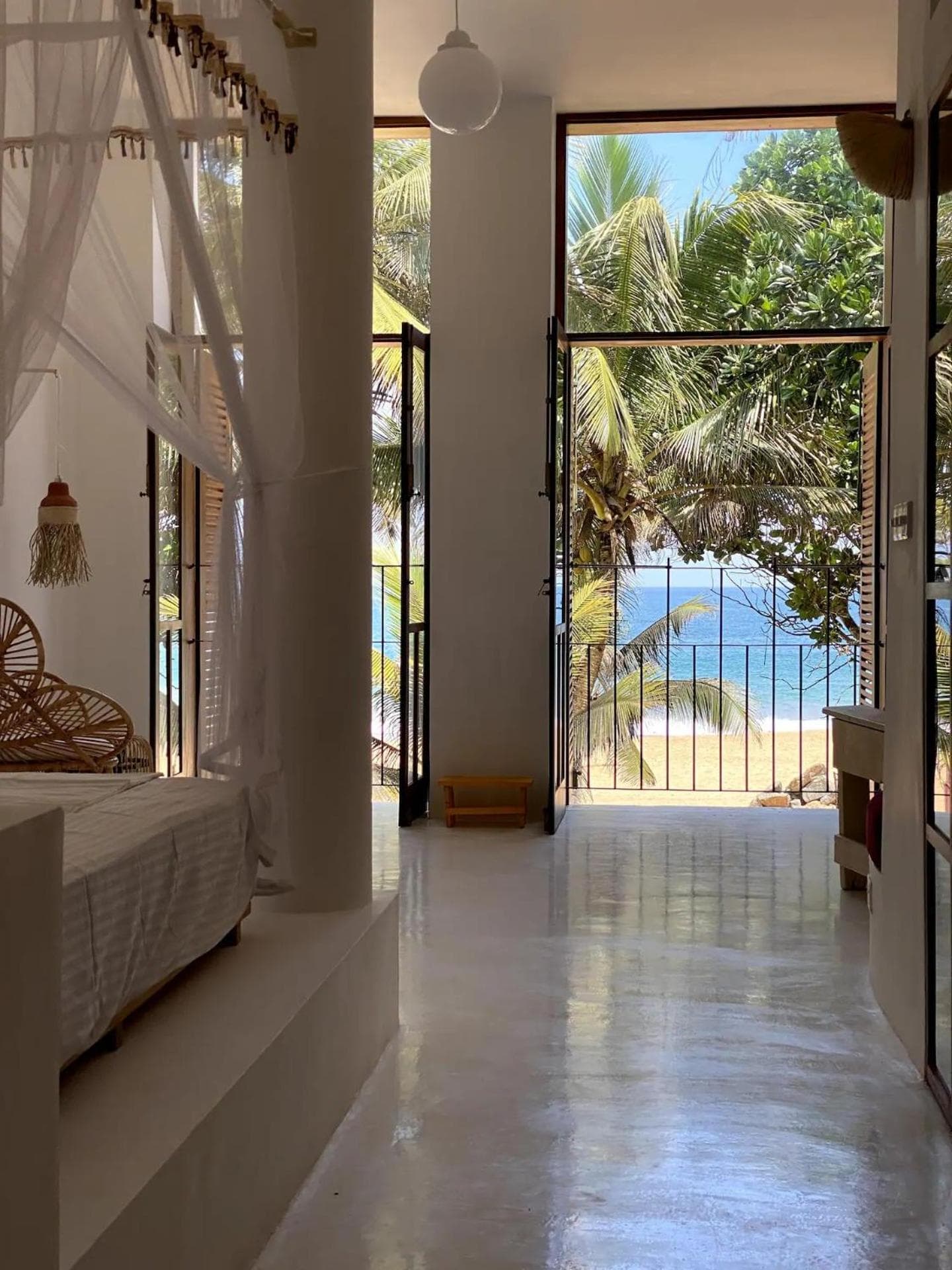Luxury flat by the sea, with garden