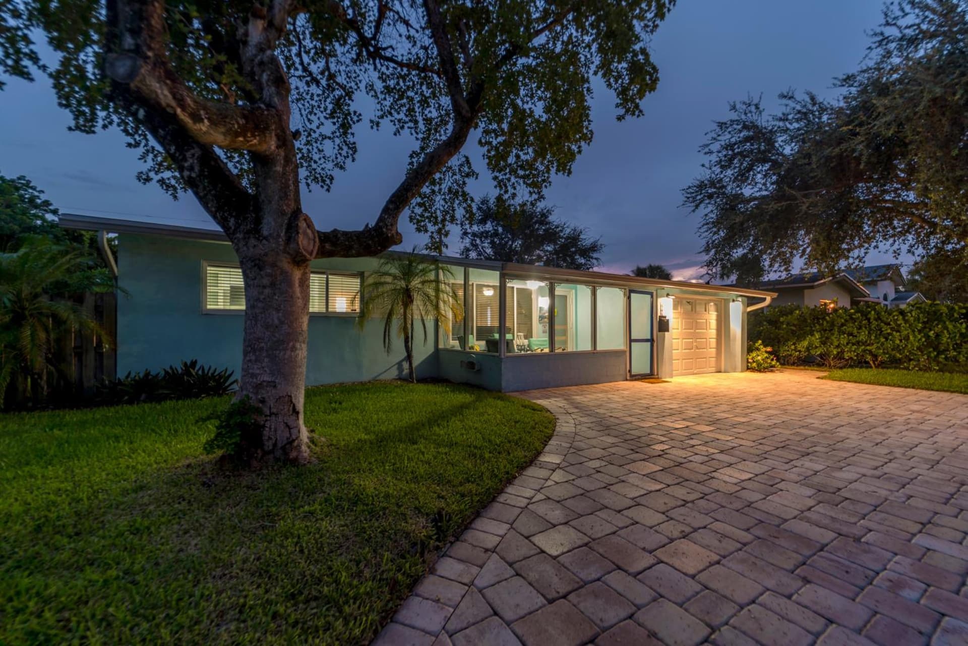 Deerfield Beach Boca Raton with pool 1 mile from the beach