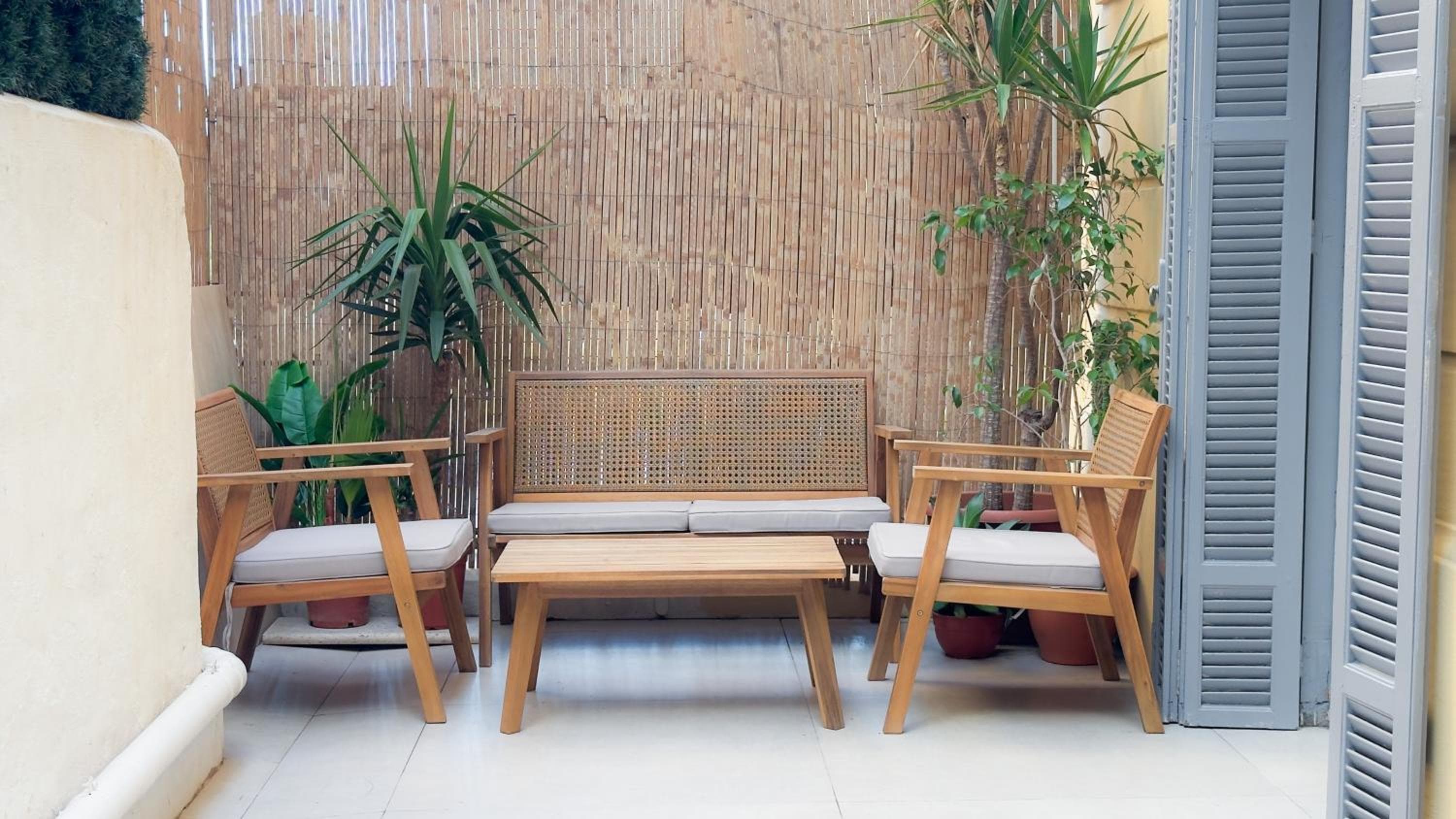 Central Studio - Bright & Modern - Private Terrace - AirCon - Near Train & Beach