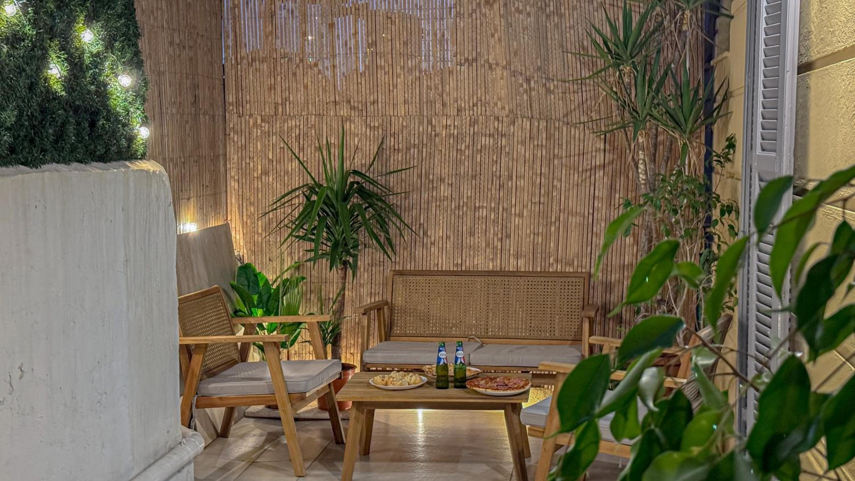Central Studio - Bright & Modern - Private Terrace - AirCon - Near Train & Beach