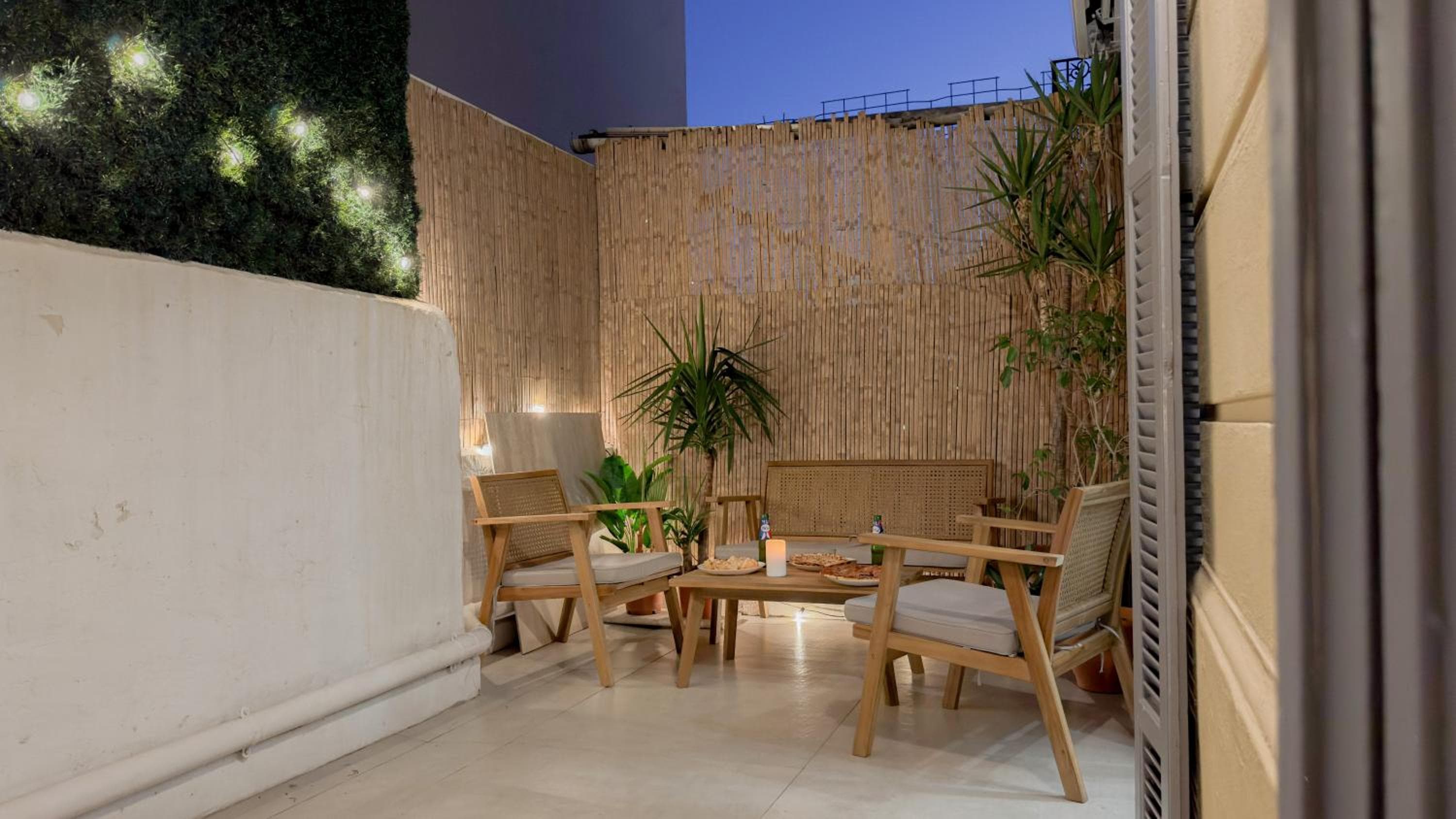 Central Studio - Bright & Modern - Private Terrace - AirCon - Near Train & Beach