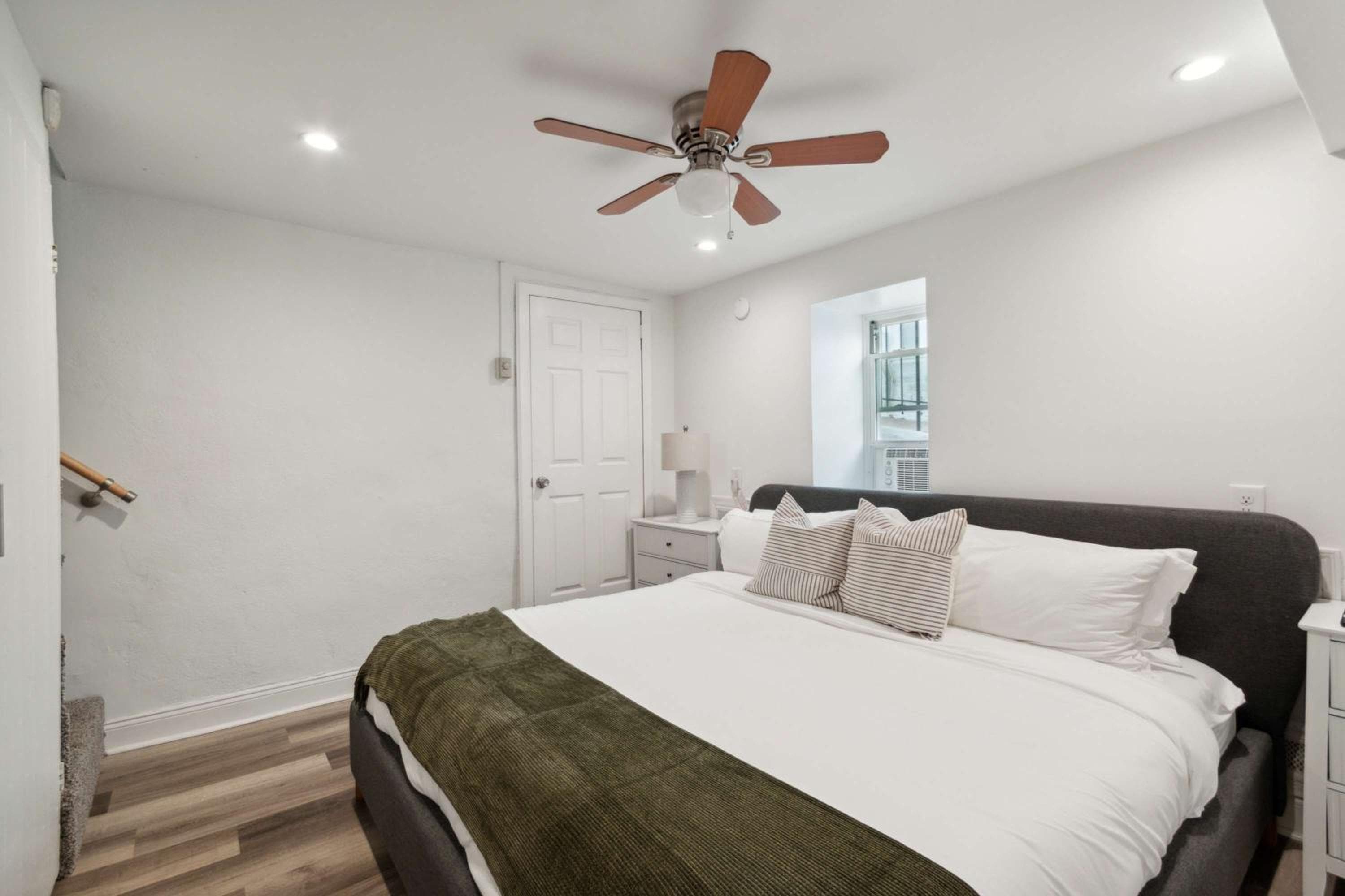 Corner Rowhome with Parking Sleeps 8
