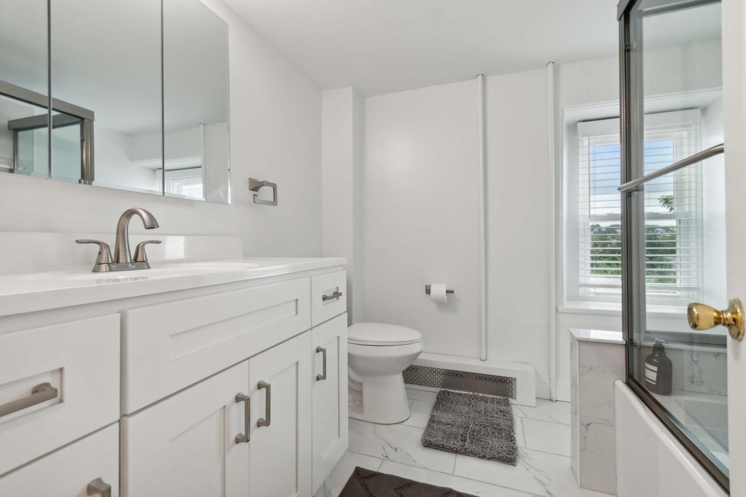 Corner Rowhome with Parking Sleeps 8
