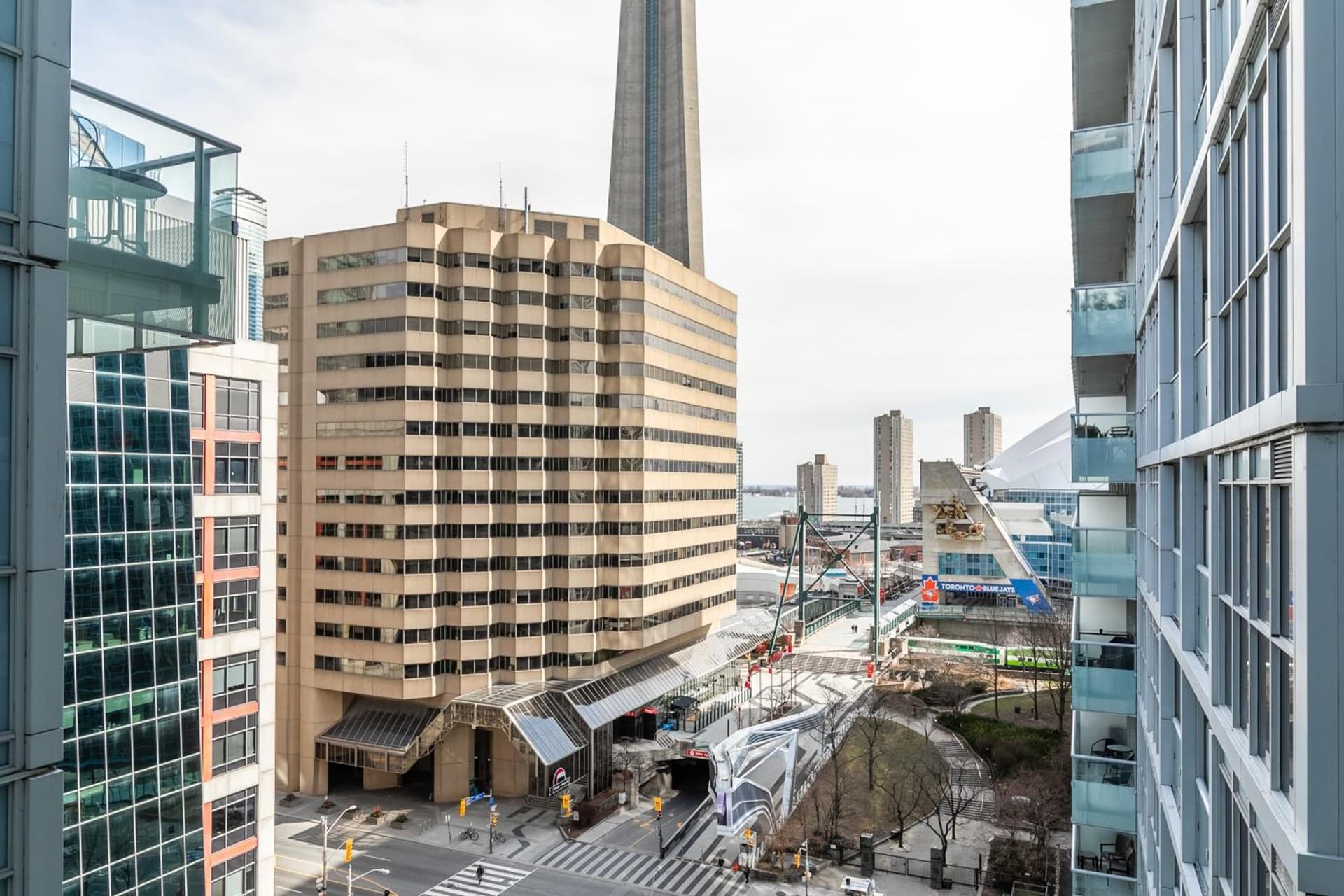 Spacious Condo w Stunning Views of Downtown