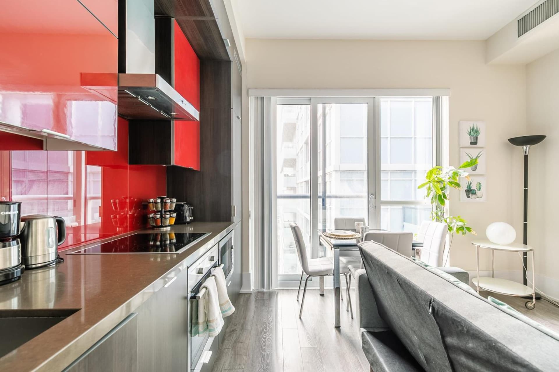 Spacious Condo w Stunning Views of Downtown