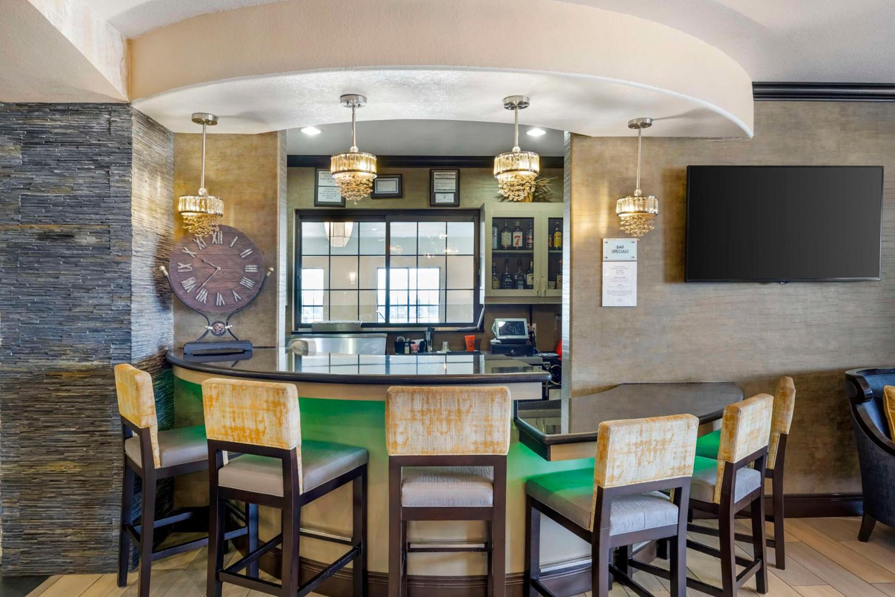 Best Western Plus Emerald Inn & Suites