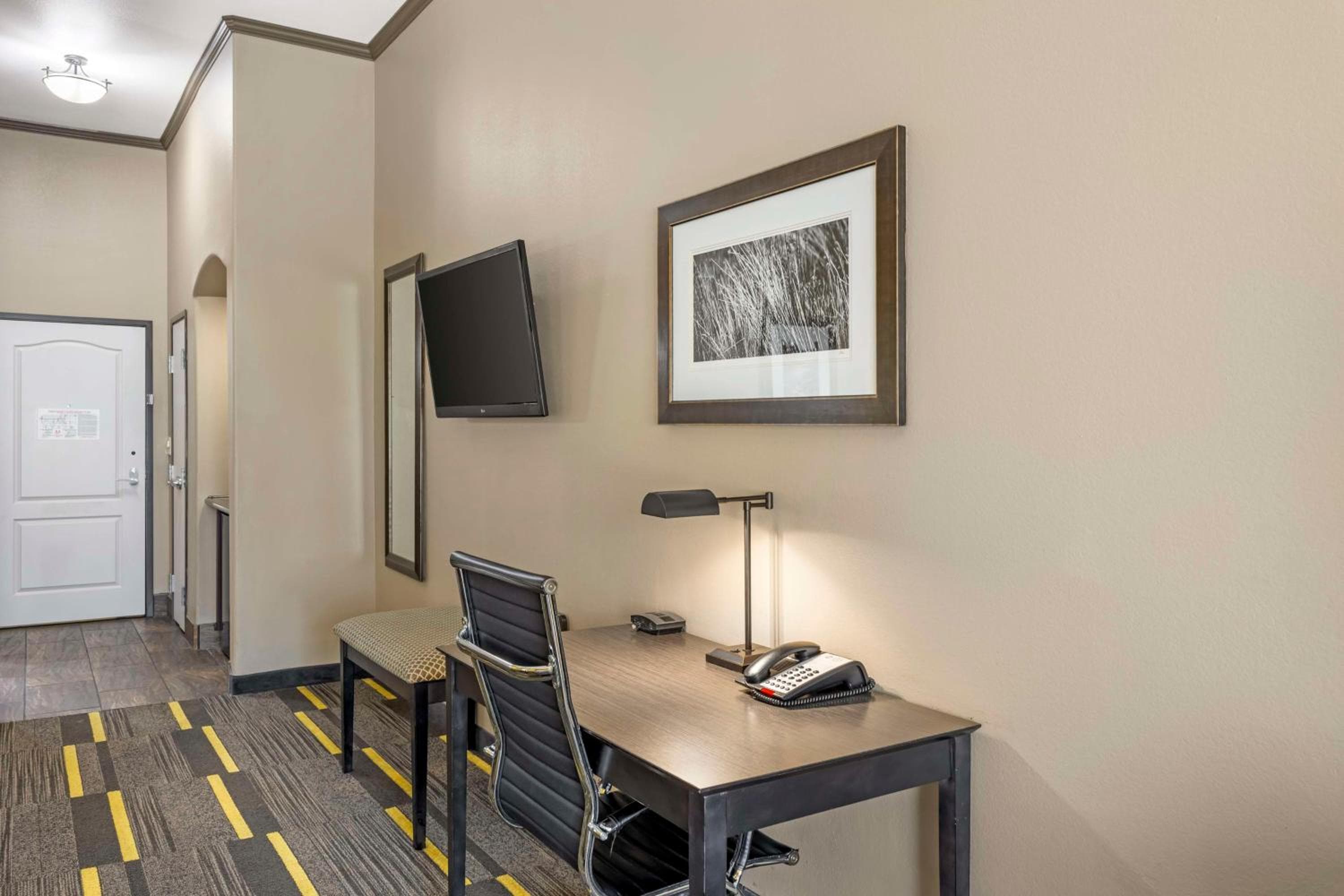 Best Western Plus Emerald Inn & Suites