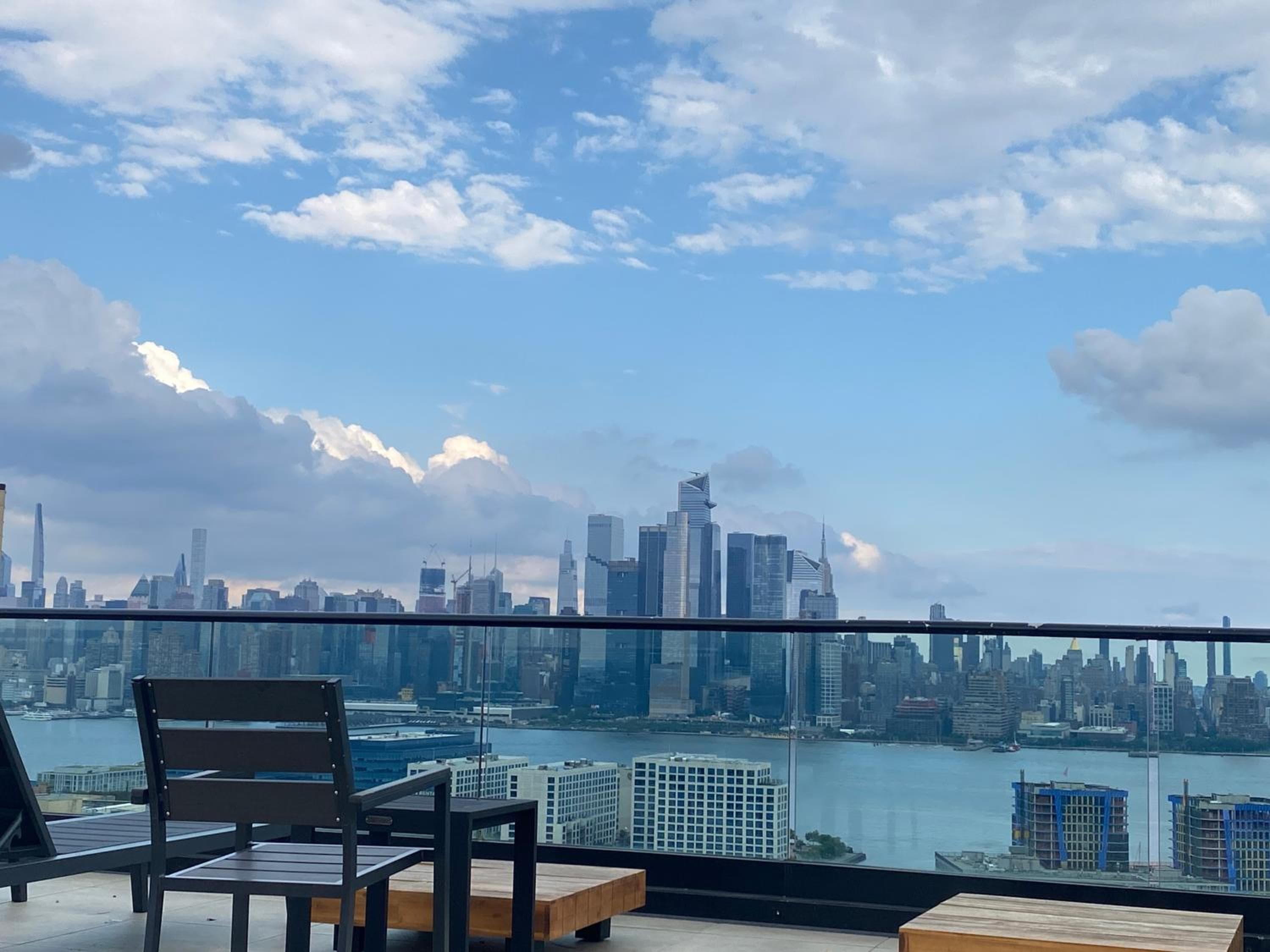 Cozy apt with City skyline rooftop