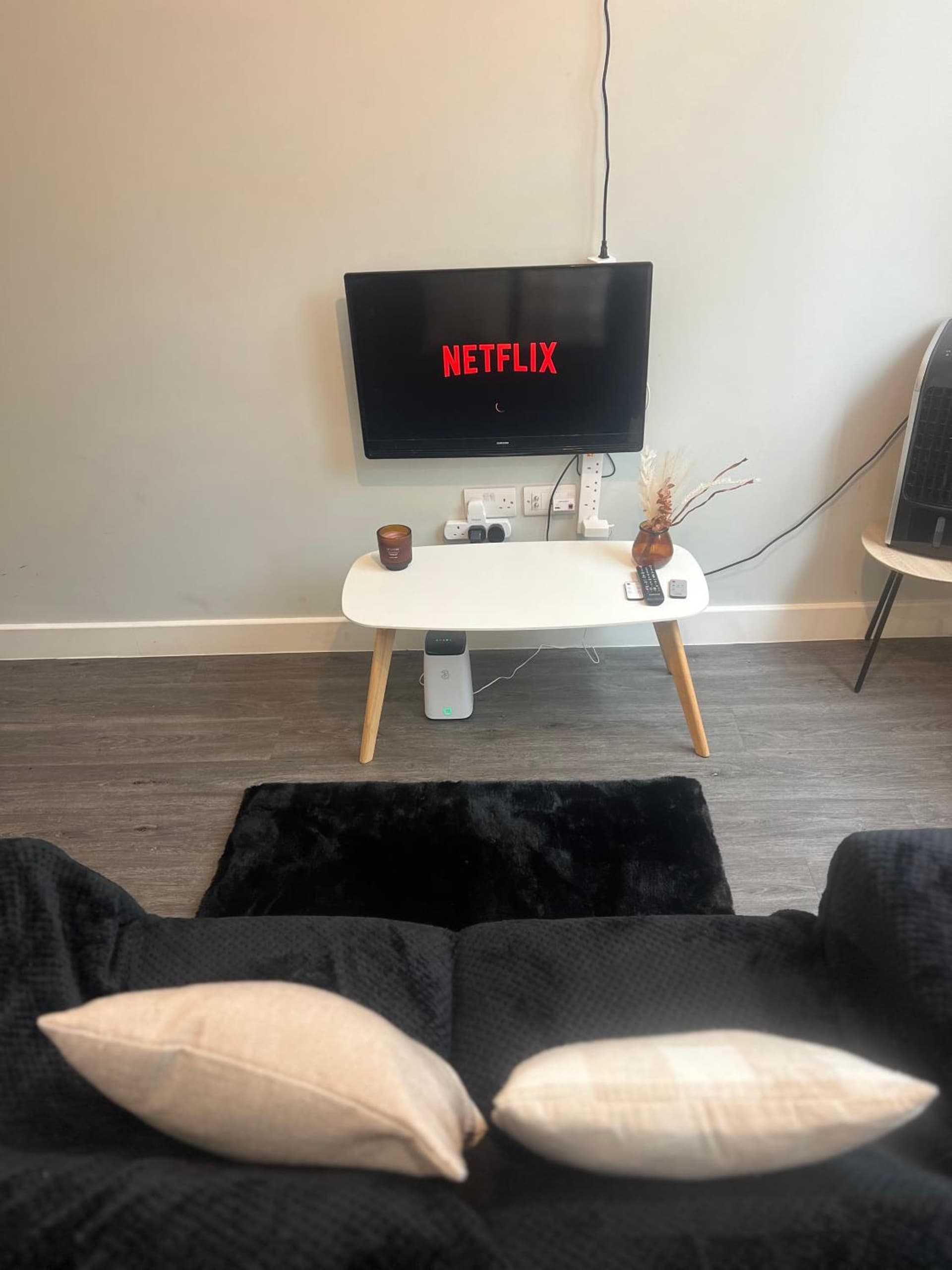 Double Bed Cosy Apartment, Near Train Station