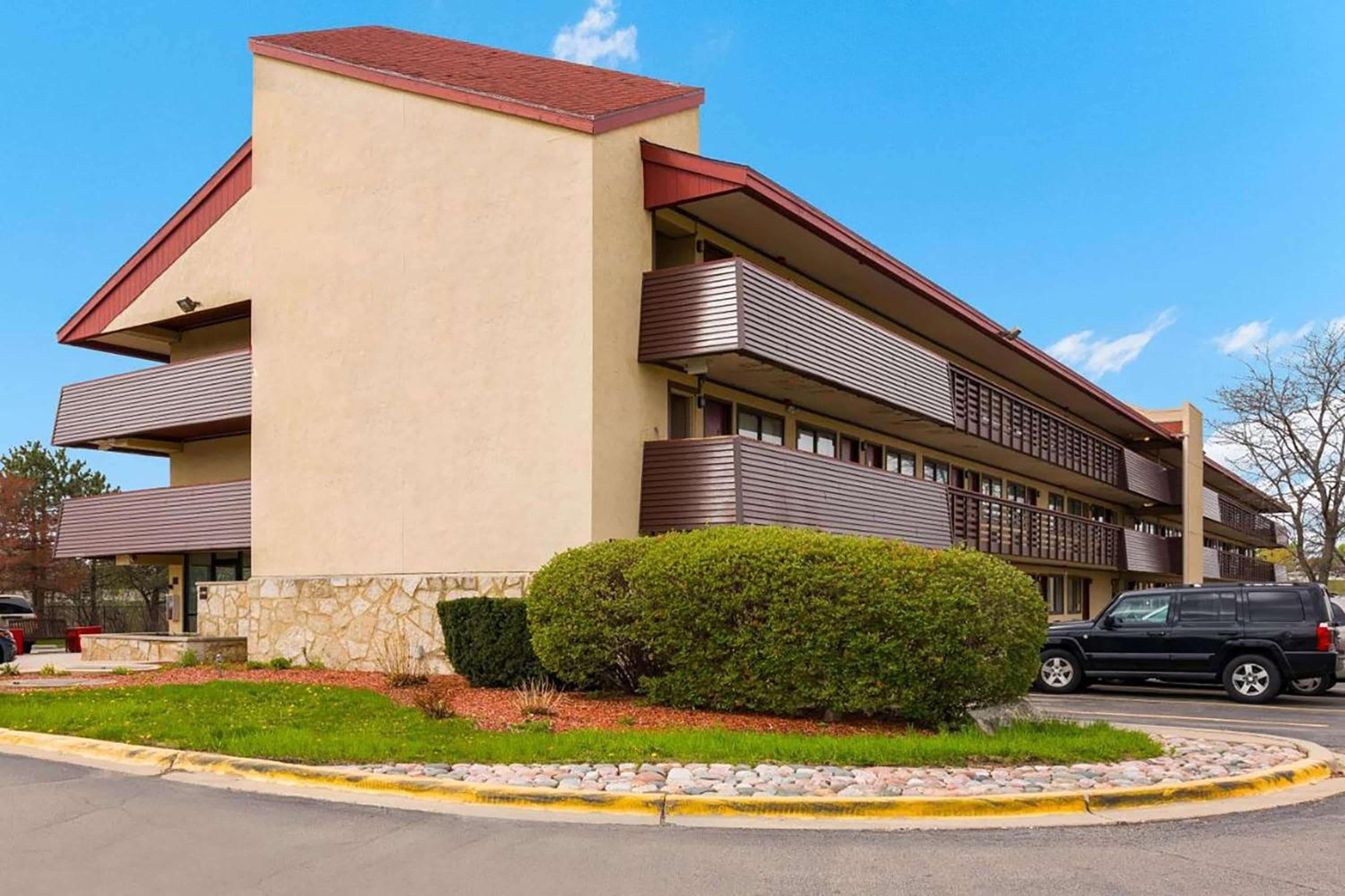 Super 8 by Wyndham Deerfield - Northbrook