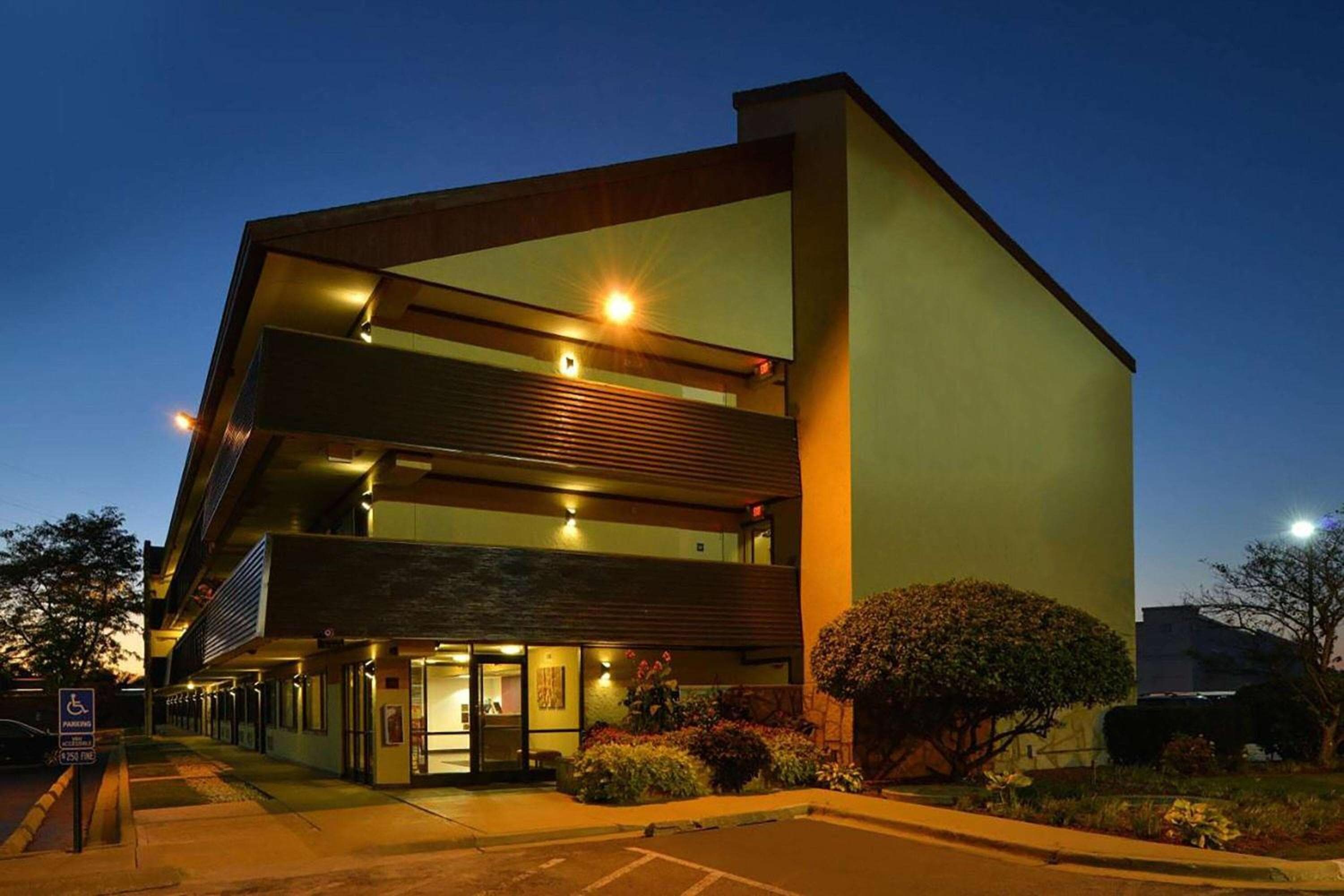 Super 8 by Wyndham Deerfield - Northbrook