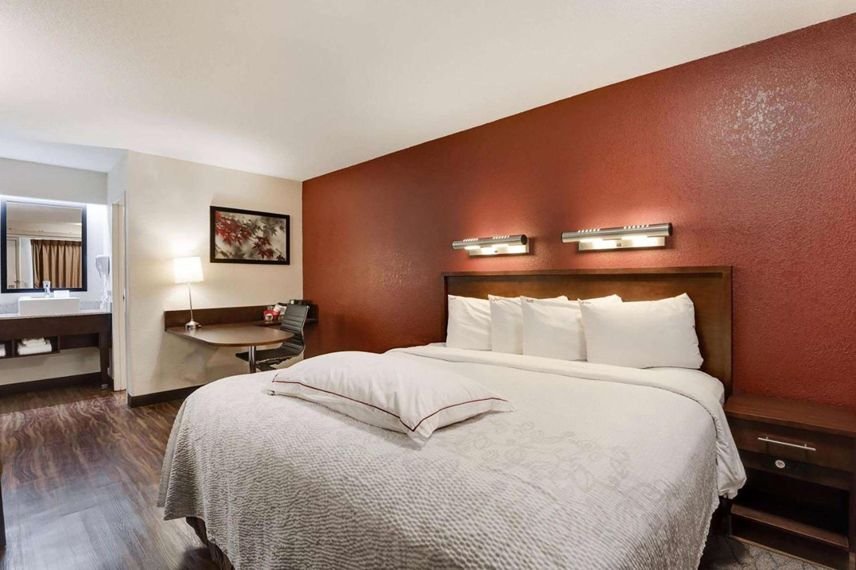 Super 8 by Wyndham Deerfield - Northbrook
