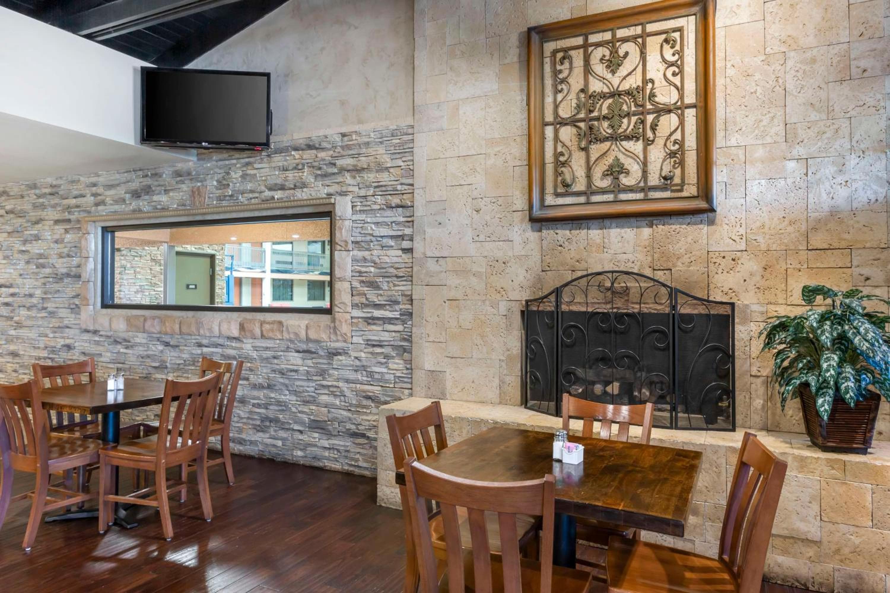 Best Western Plus Raton Hotel