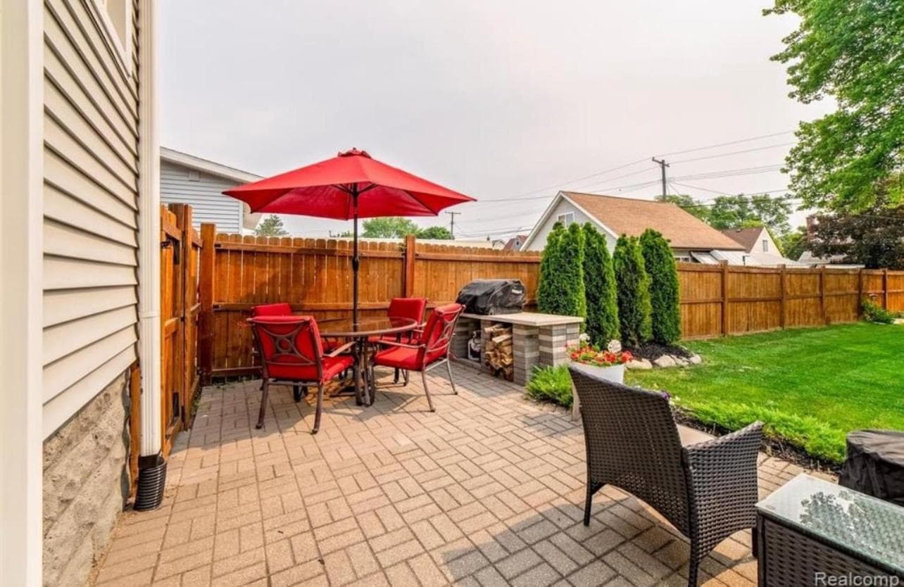 Charming Plymouth retreat - hot tub - fire pit - game room