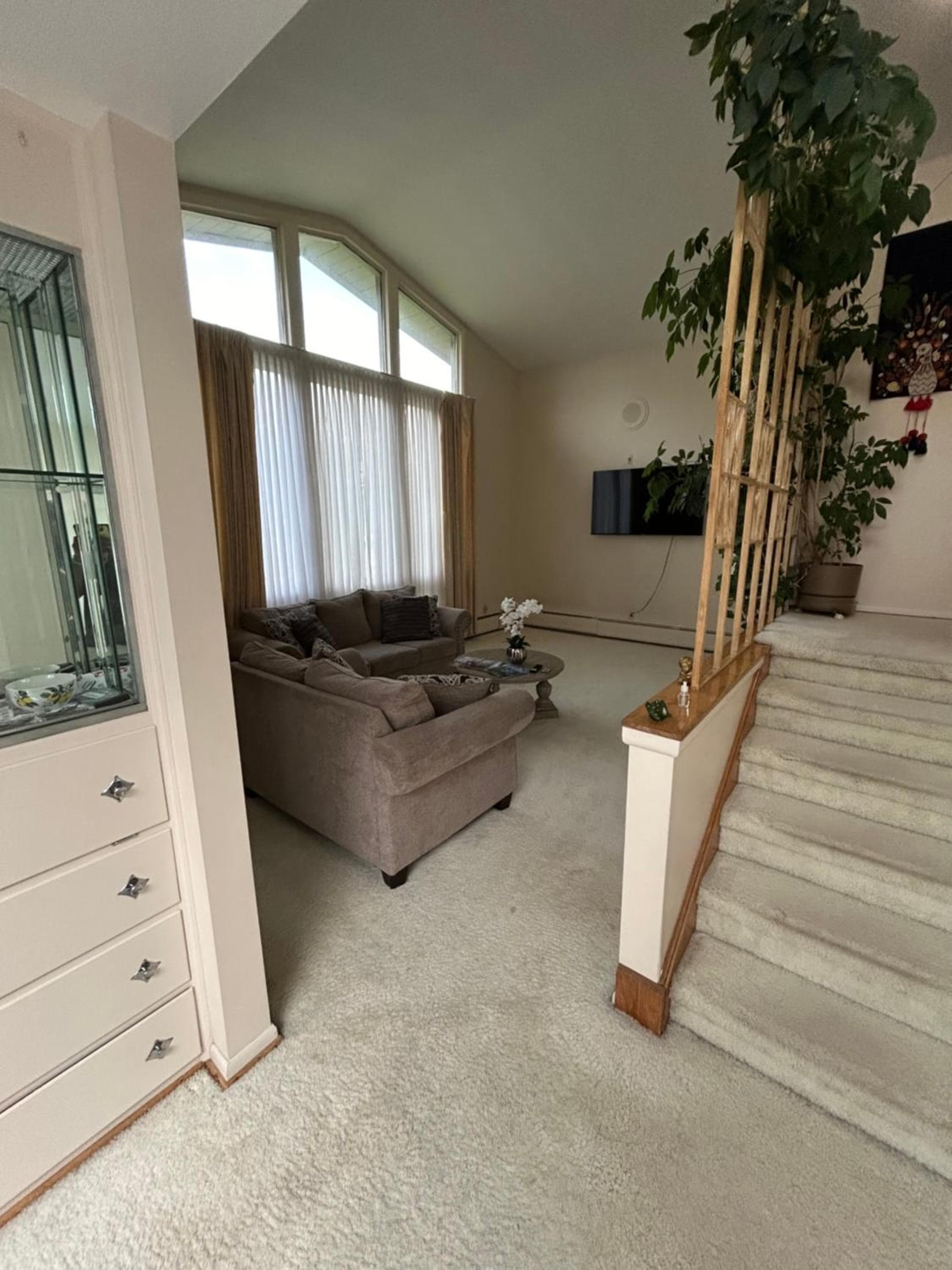 Cheerful 4 bedroom bungalow with indoor fireplace