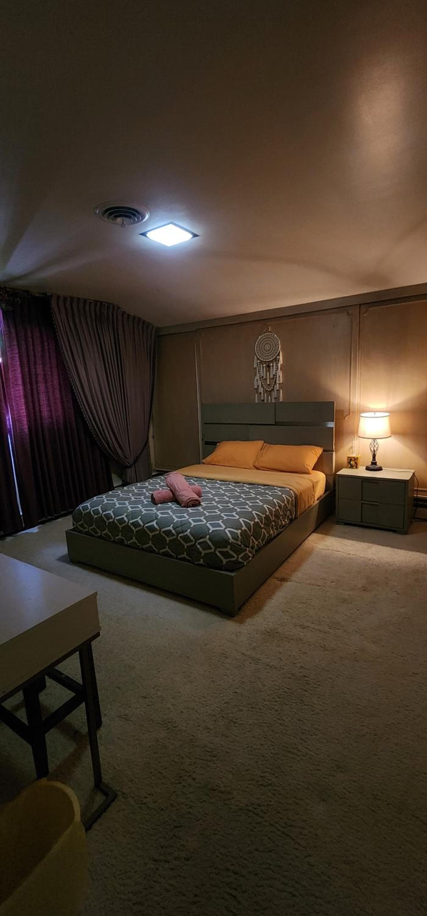 Cheerful 4 bedroom bungalow with indoor fireplace