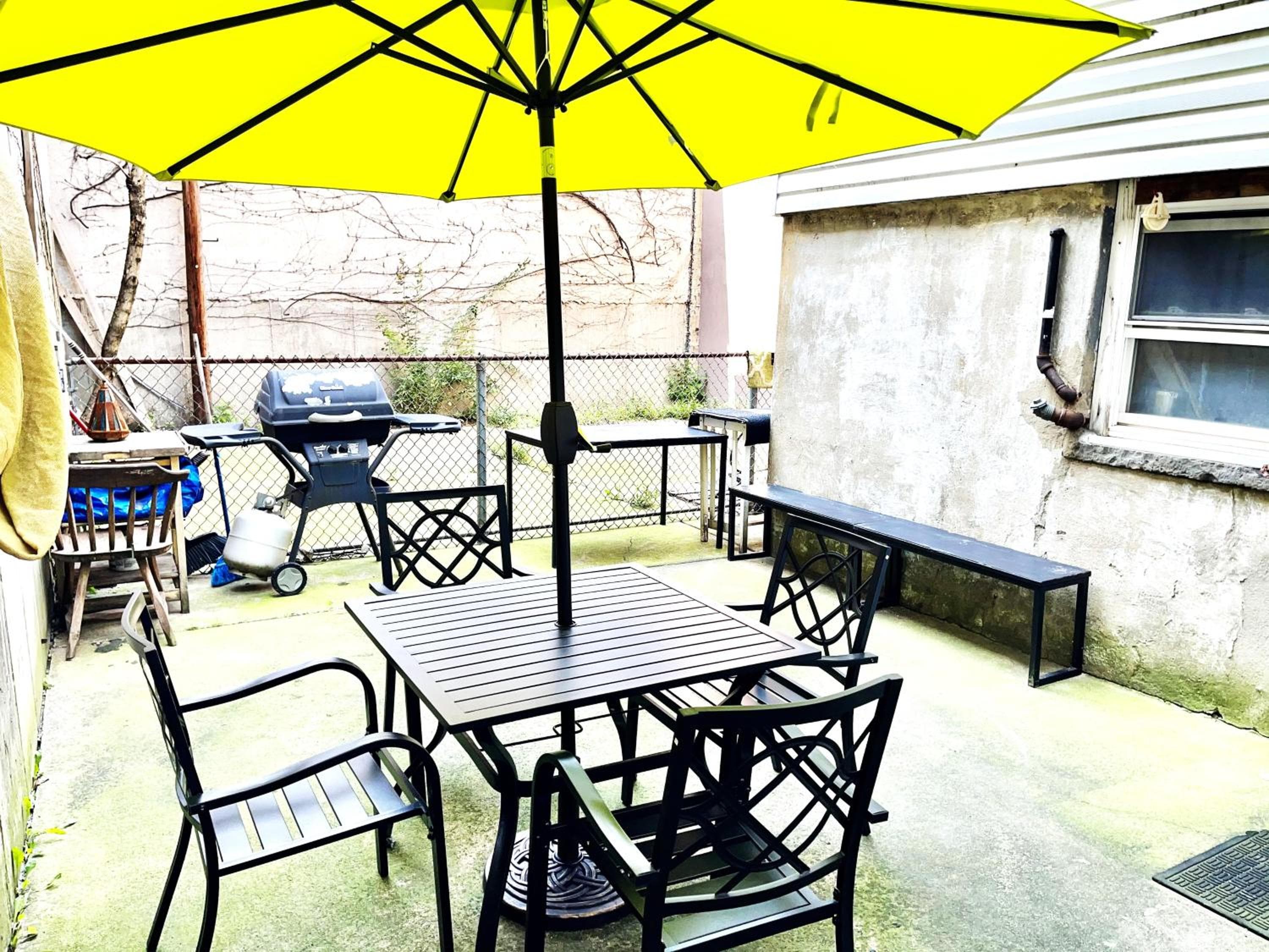Very PRIVATE, next to Manhattan 2 BR APT with Backyard