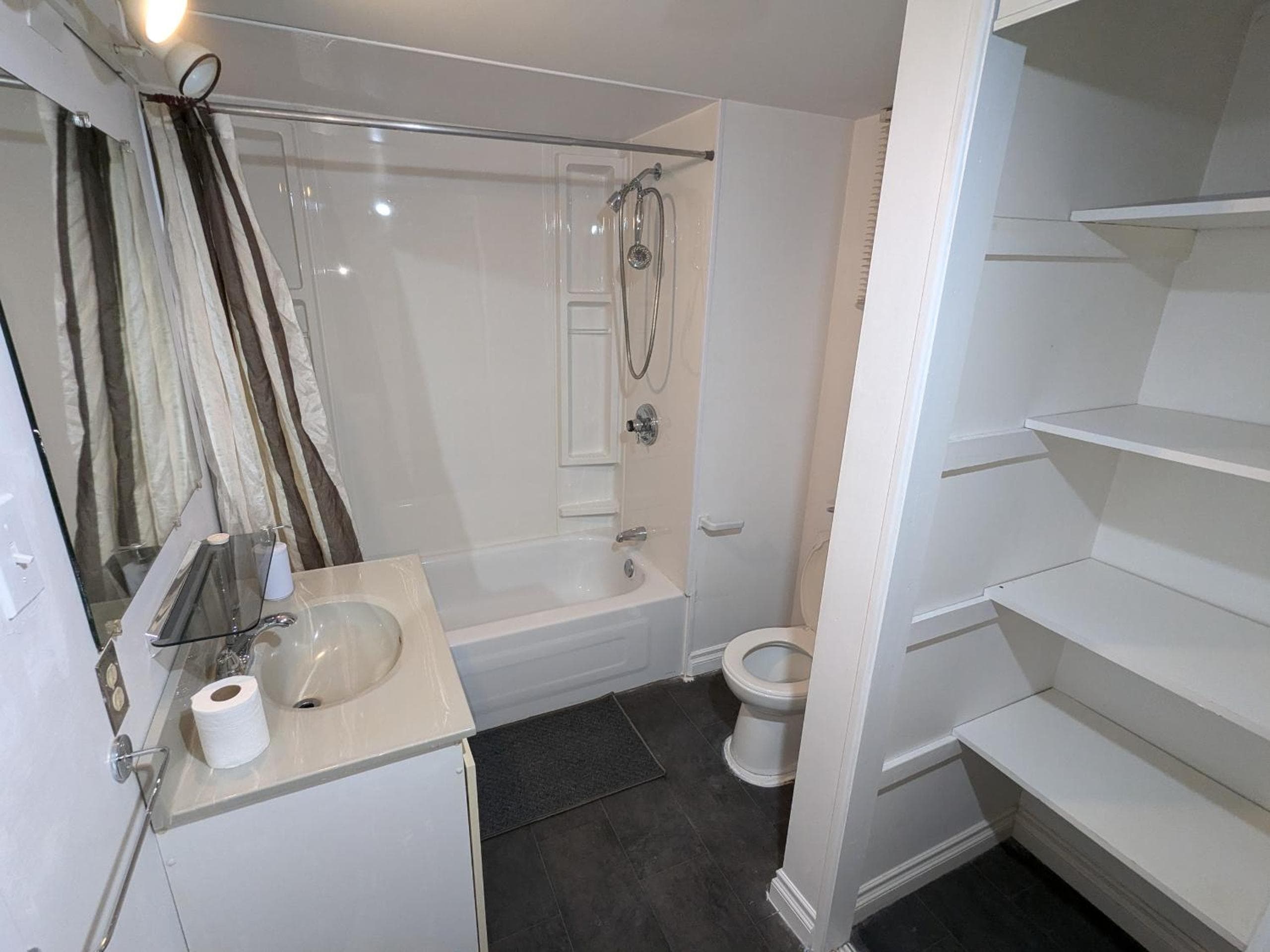 Fully furnished freshly renovated rooms ideal for students, workers and travellers in the neighbourhood of Ottawa-Gatineau