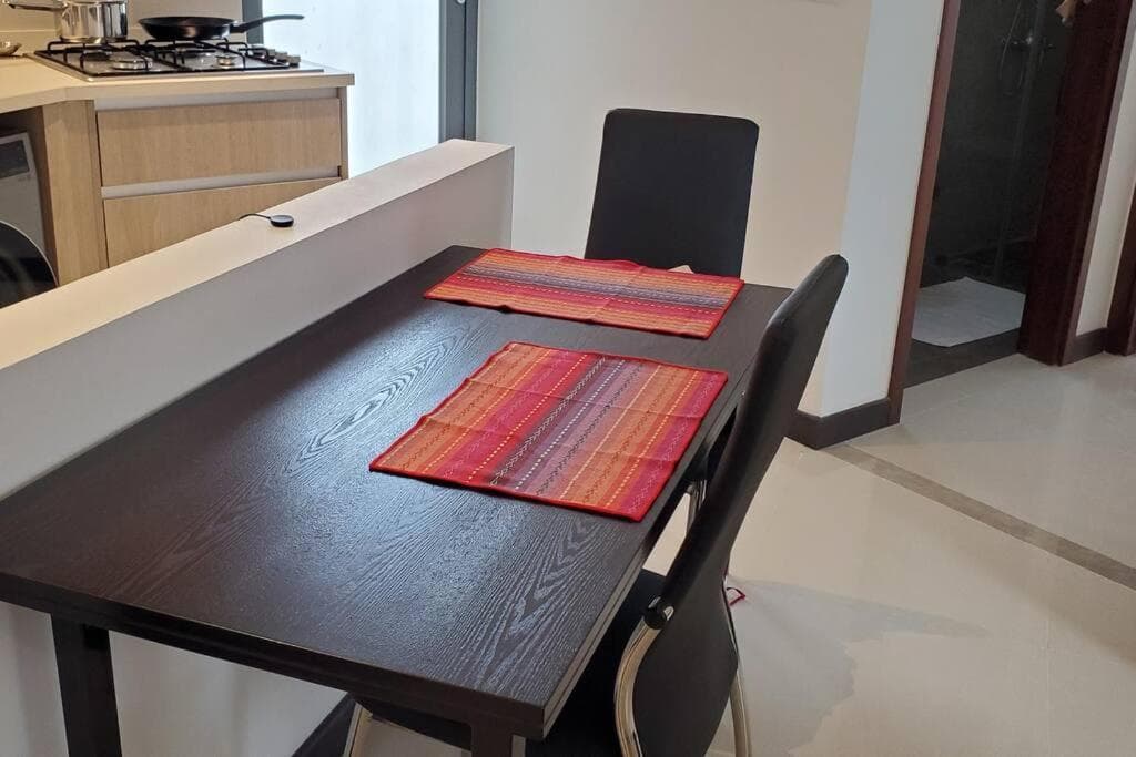 Trizen Luxury 32nd Floor 2 Bed-2 Bath Apartment with Pool, Harbour & Lotus Tower views