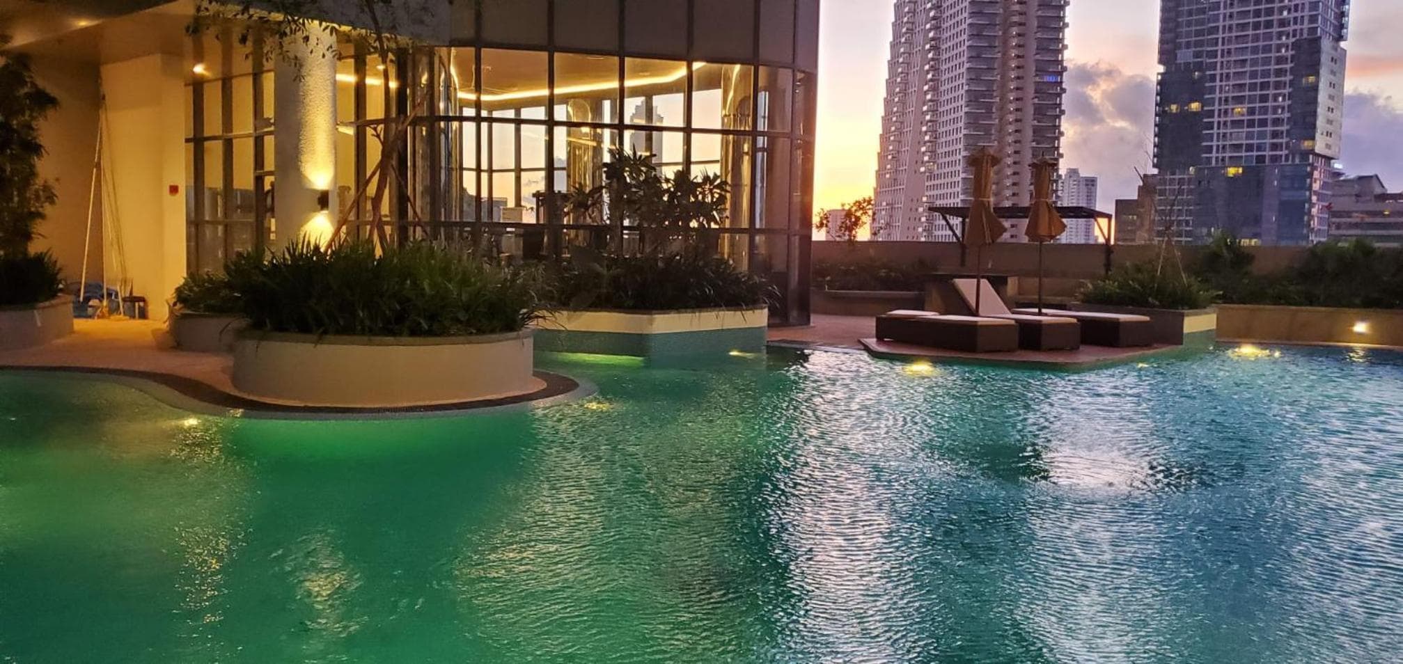 Trizen Luxury 32nd Floor 2 Bed-2 Bath Apartment with Pool, Harbour & Lotus Tower views