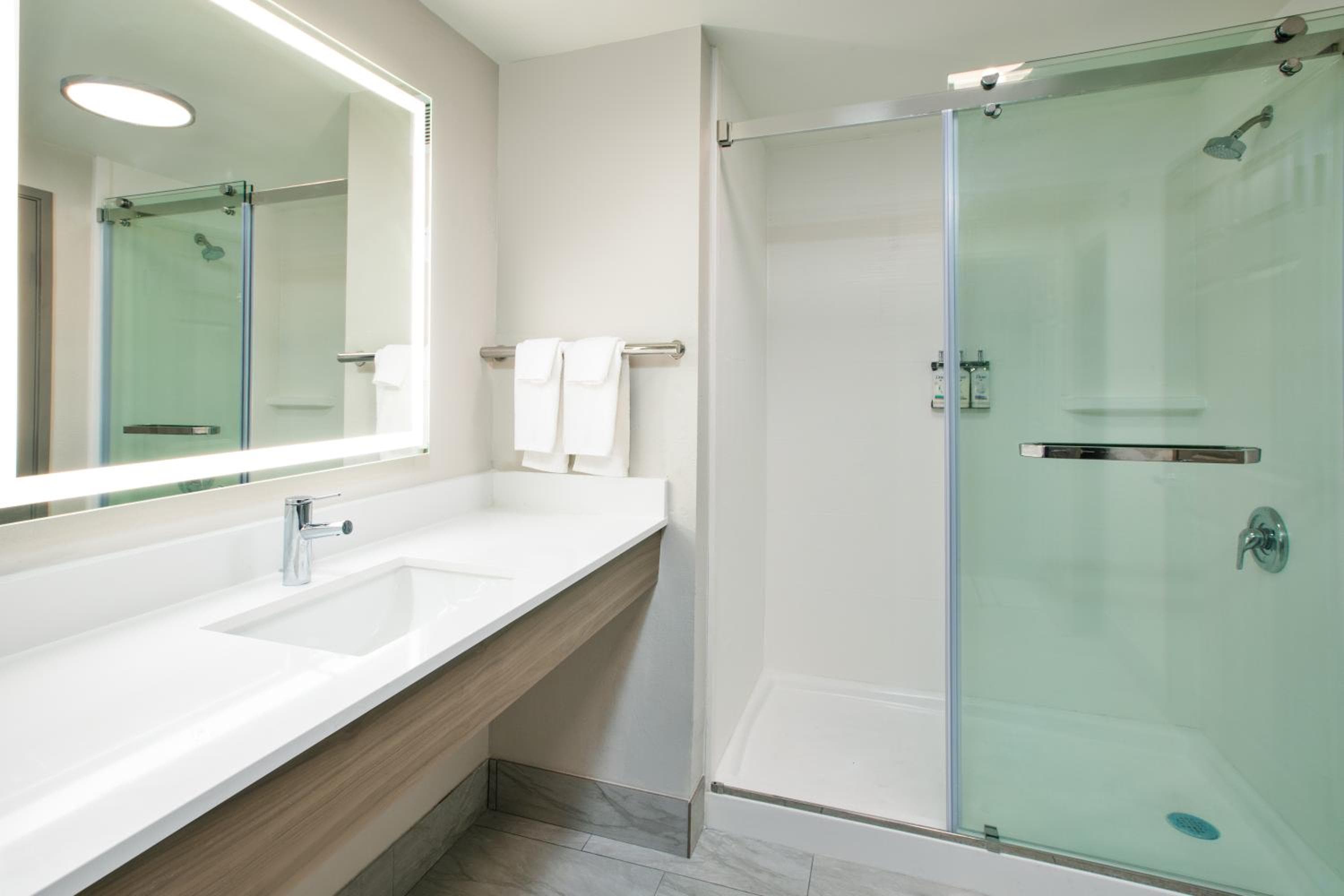 Holiday Inn Express & Suites Milwaukee NW - Park Place by IHG