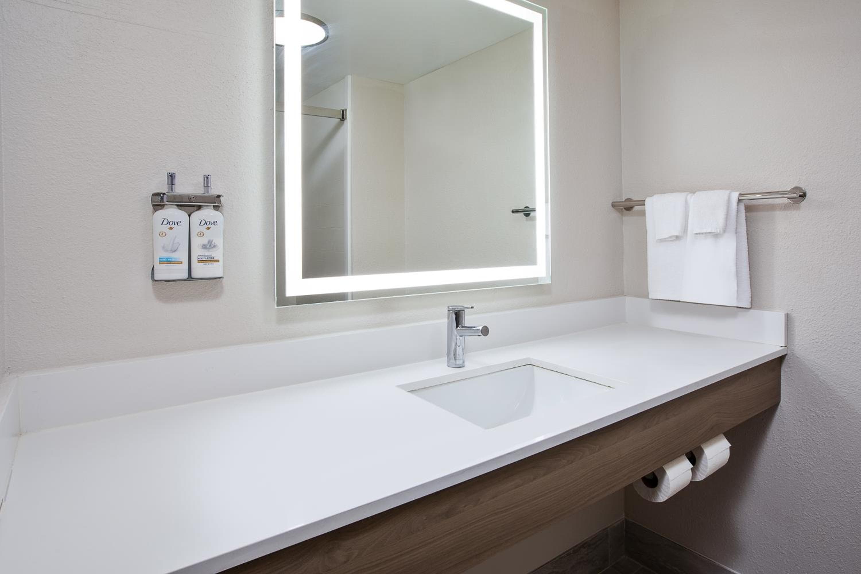 Holiday Inn Express & Suites Milwaukee NW - Park Place by IHG