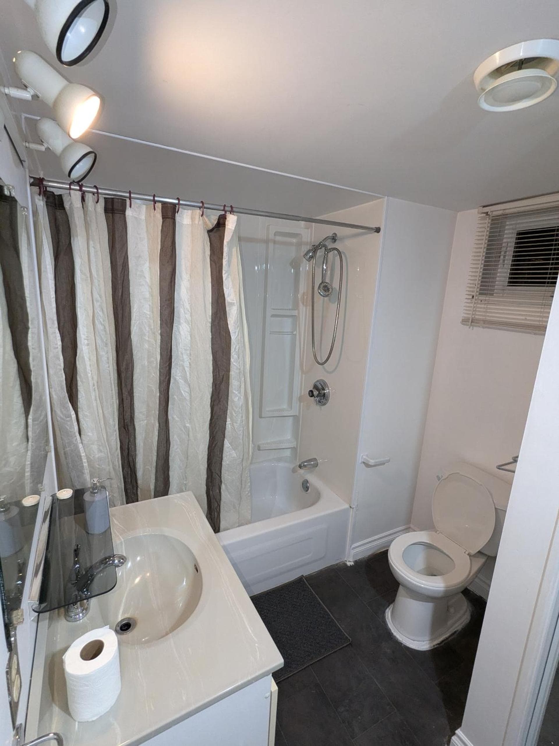 Fully furnished freshly renovated rooms ideal for students, workers and travellers in the neighbourhood of Ottawa-Gatineau