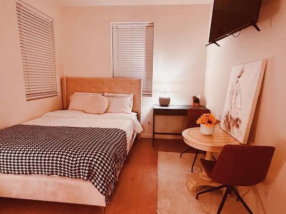 10Min to Chino Airport - Private Entrance