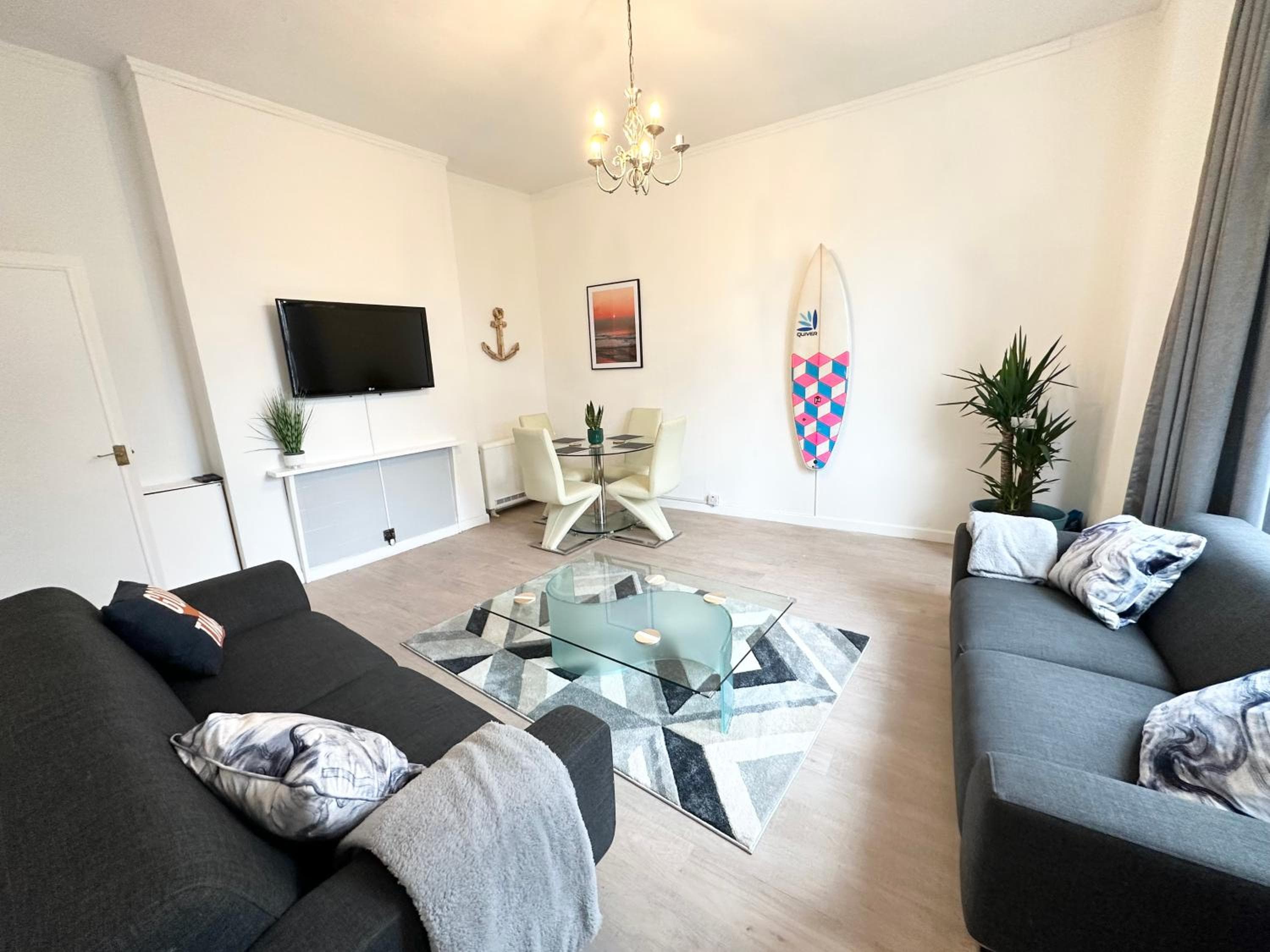 The City Surf Apartment - By Coastline Retreats - FREE PARKING INCLUDED - Sleeps 5 - City Centre