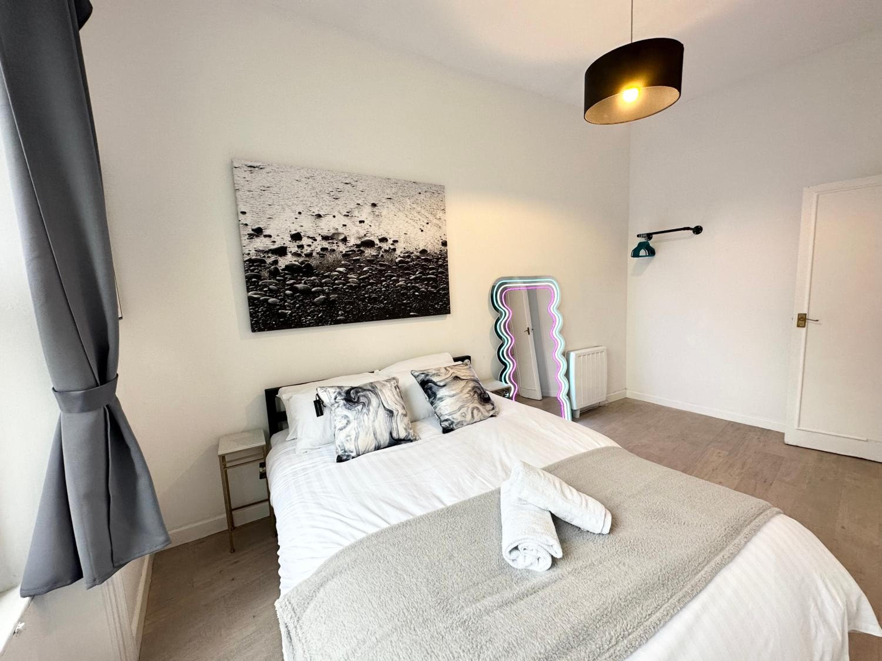 The City Surf Apartment - By Coastline Retreats - FREE PARKING INCLUDED - Sleeps 5 - City Centre