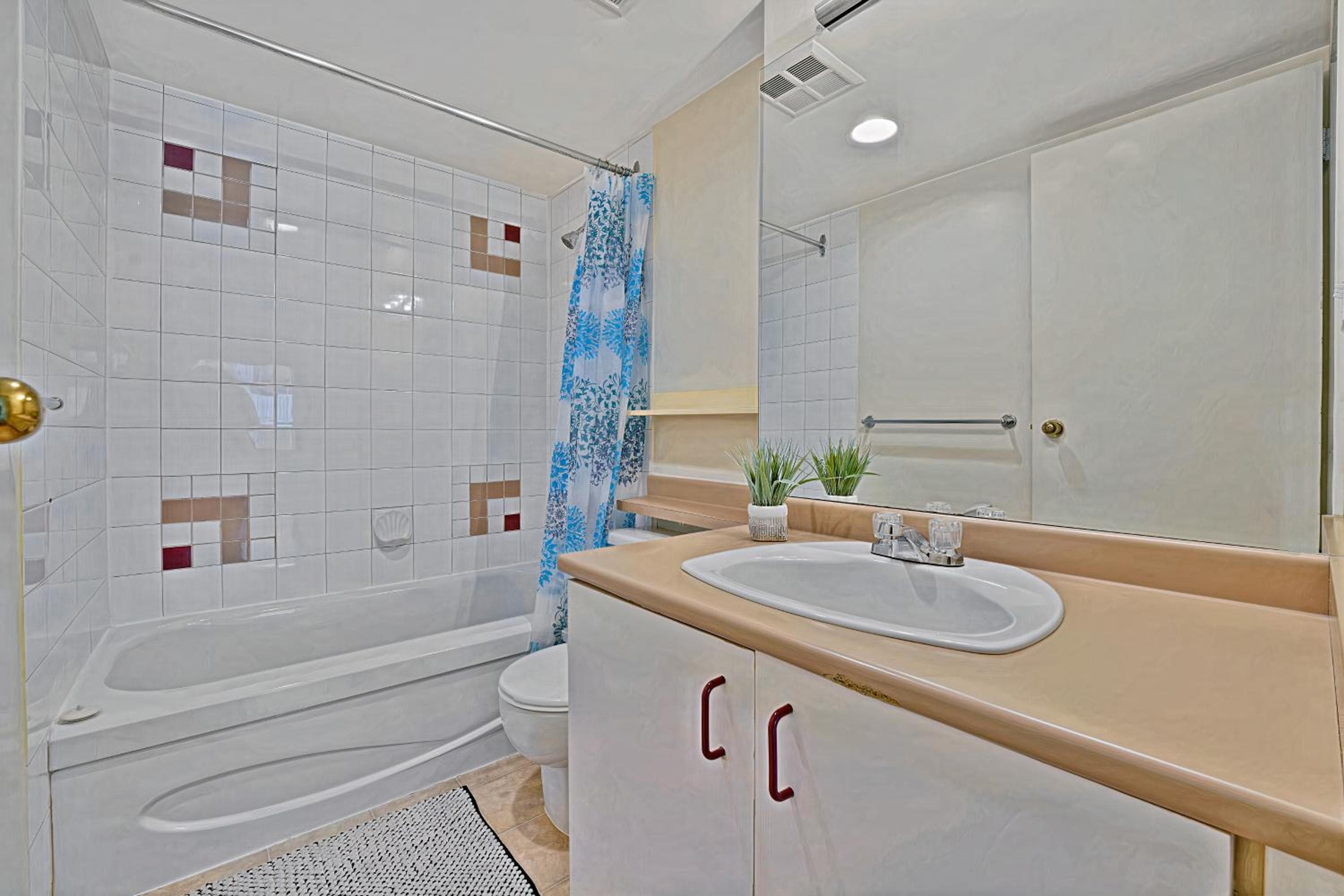 Perfectly Located 2 Bedroom Apartment with Urban Convenience