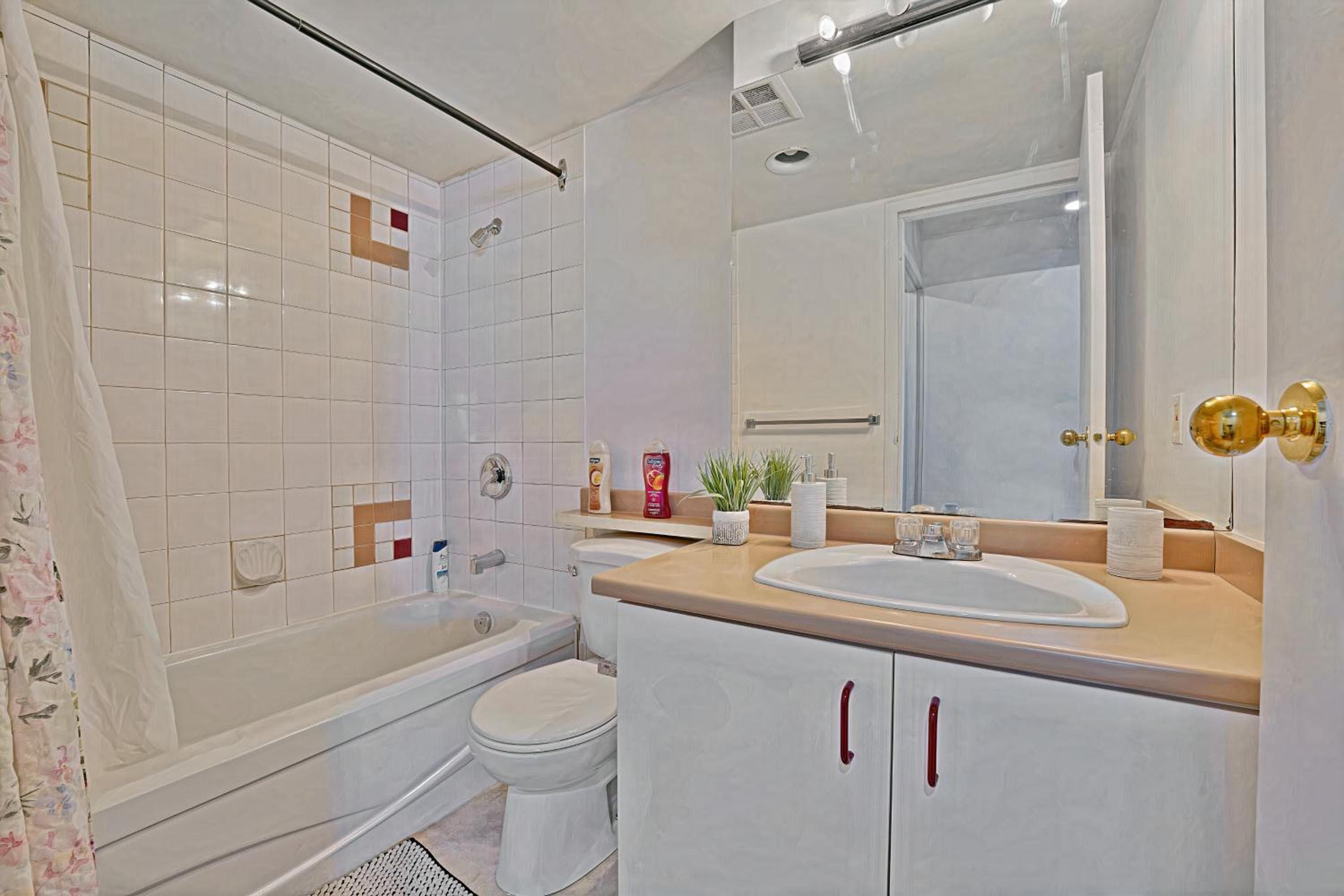 Perfectly Located 2 Bedroom Apartment with Urban Convenience