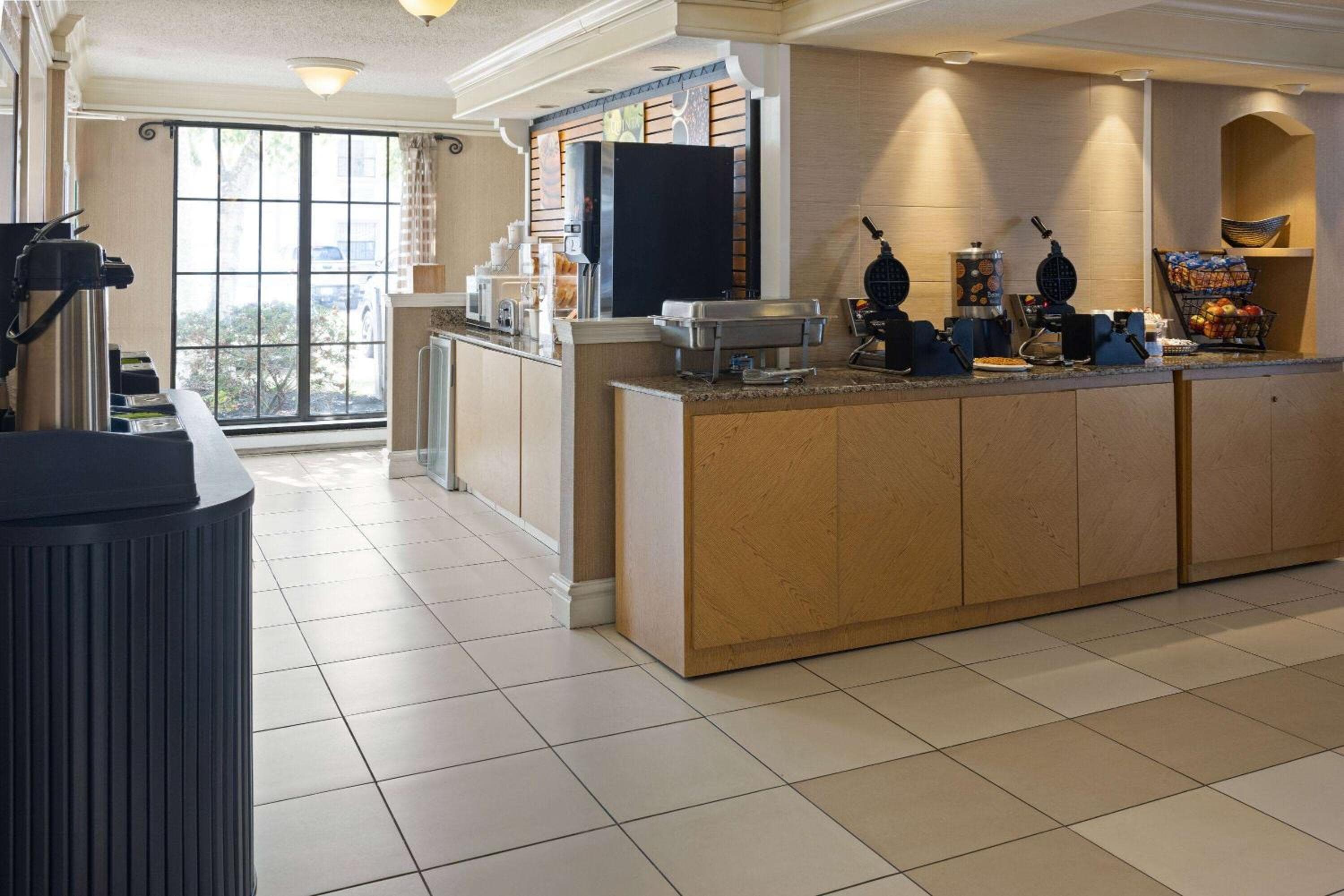 La Quinta Inn by Wyndham Pittsburgh Airport
