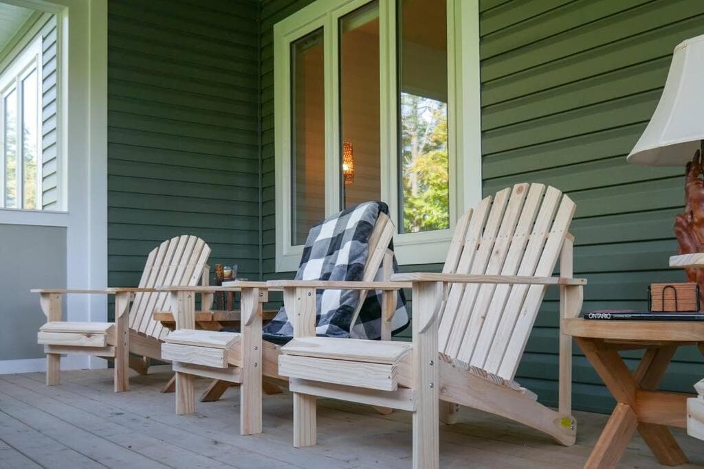 Spacious 3 Bdrm Retreat, Muskoka Room & Fireplace
