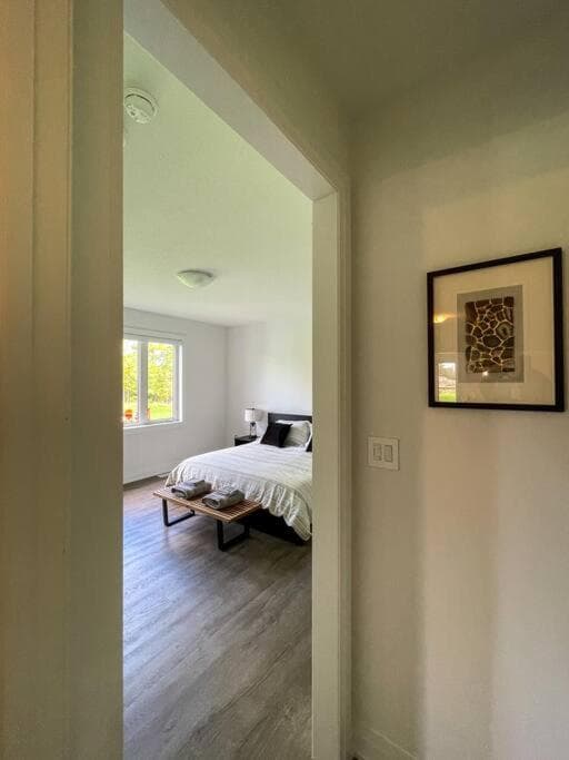 Spacious 3 Bdrm Retreat, Muskoka Room & Fireplace