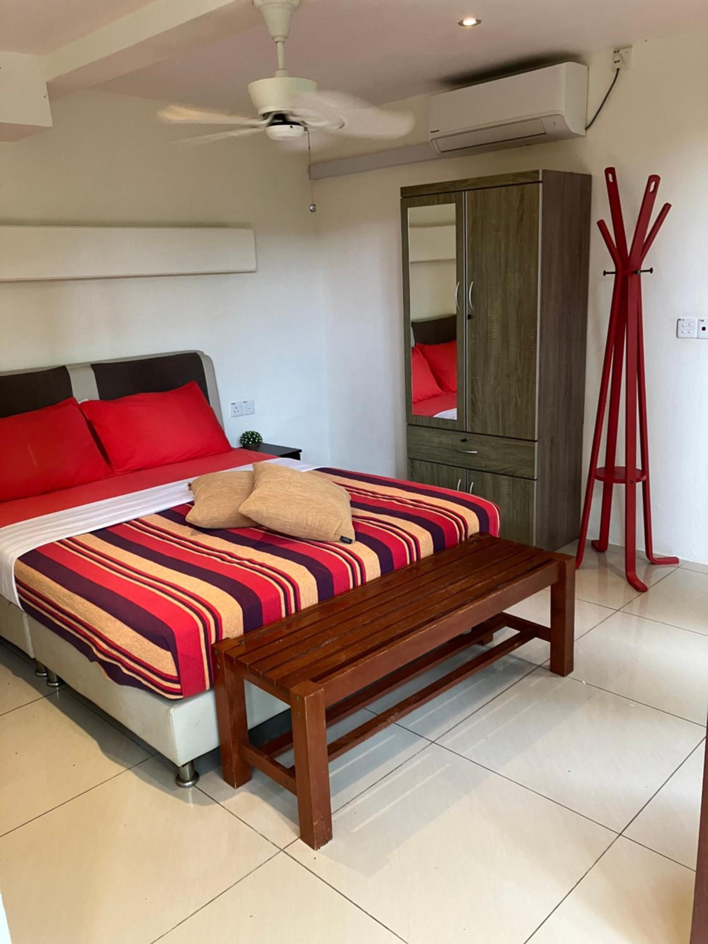 Sunset Hill Villas- Crystal Studio - Ruby Room