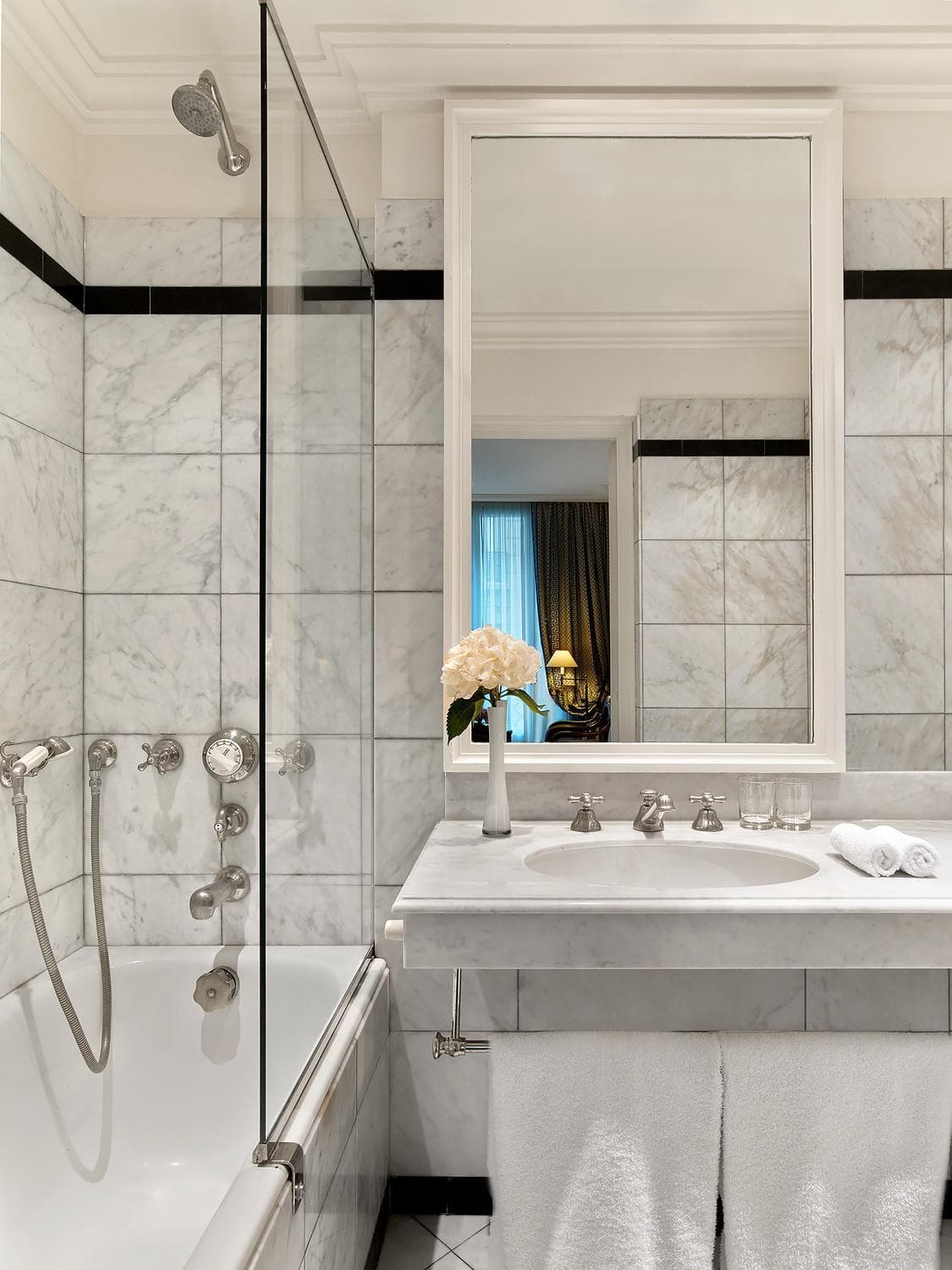 Le Dokhan's Paris Arc de Triomphe, a Tribute Portfolio Hotel