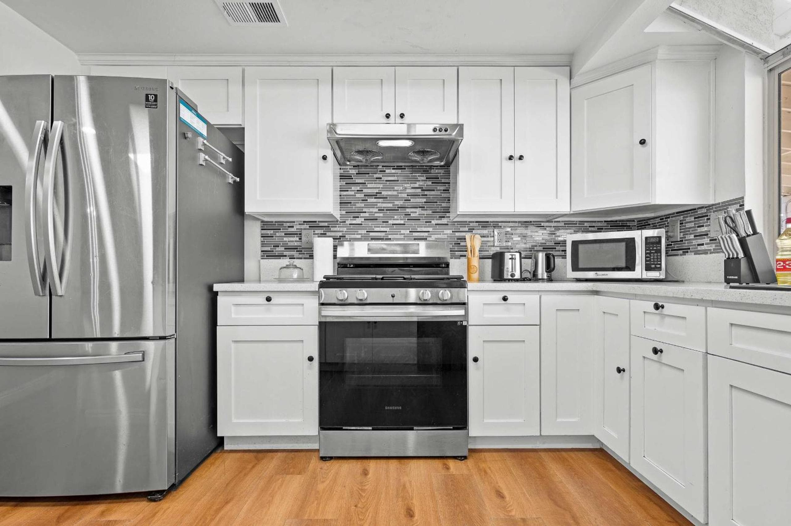 Spacious Retreat Near Iconic LA Sights