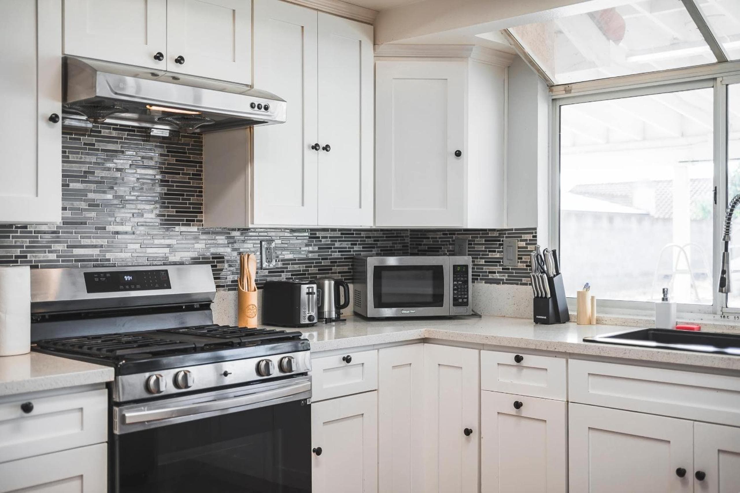 Spacious Retreat Near Iconic LA Sights