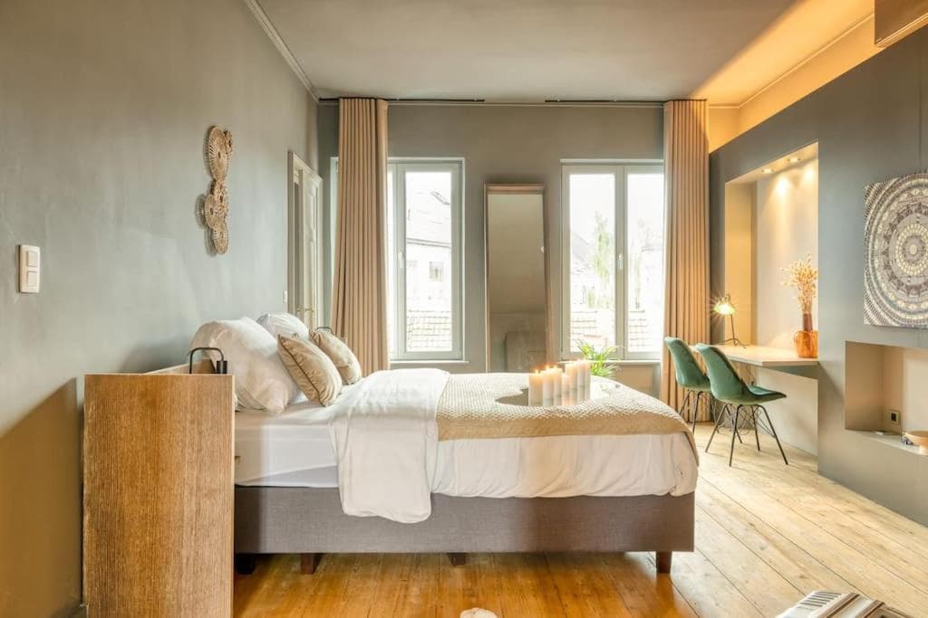 Spacious & Luminous Gem in Historic Ghent Building