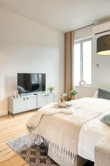 Spacious & Luminous Gem in Historic Ghent Building