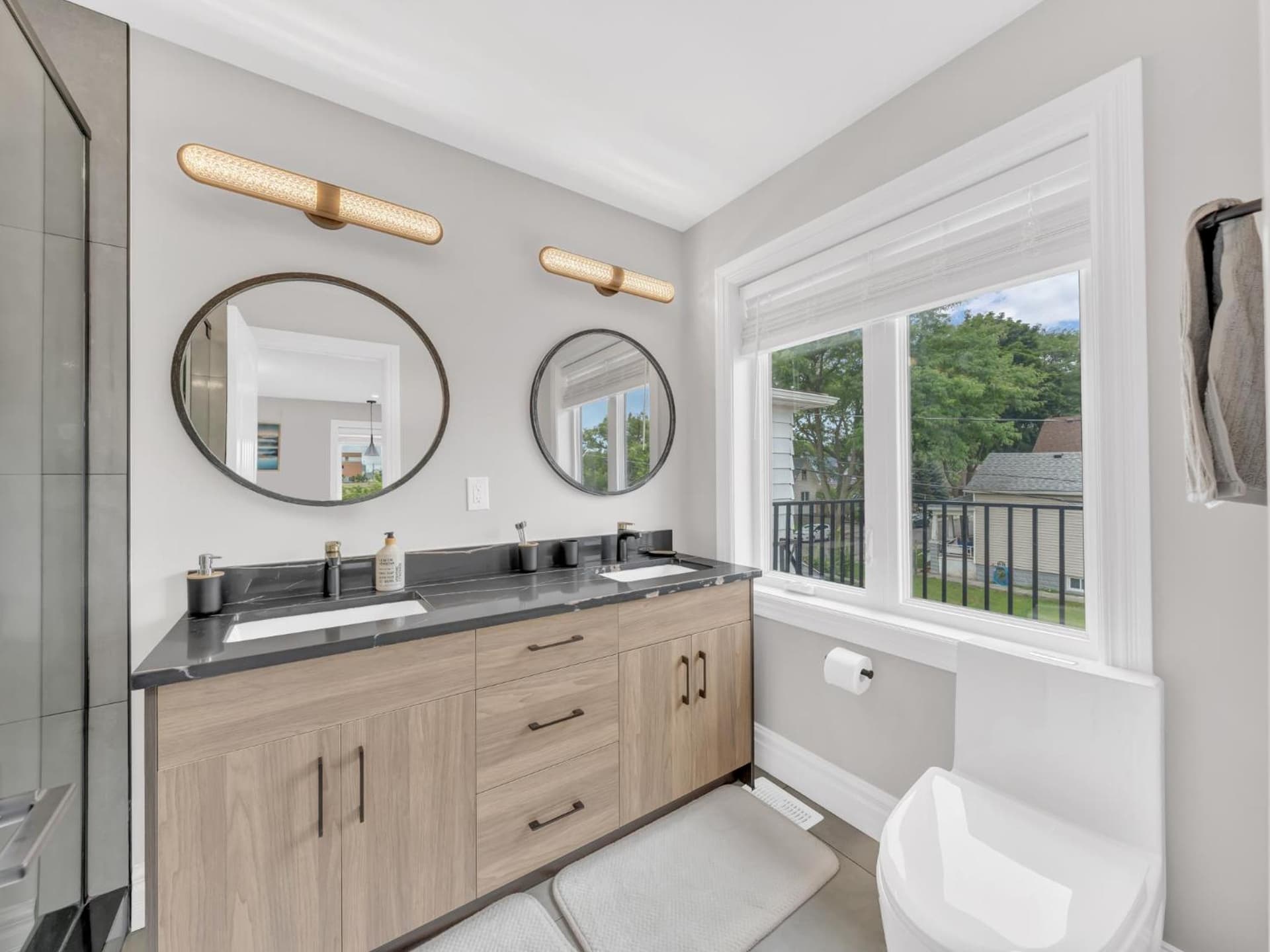 5 Bedrooms Modern Oasis in Downtown Area