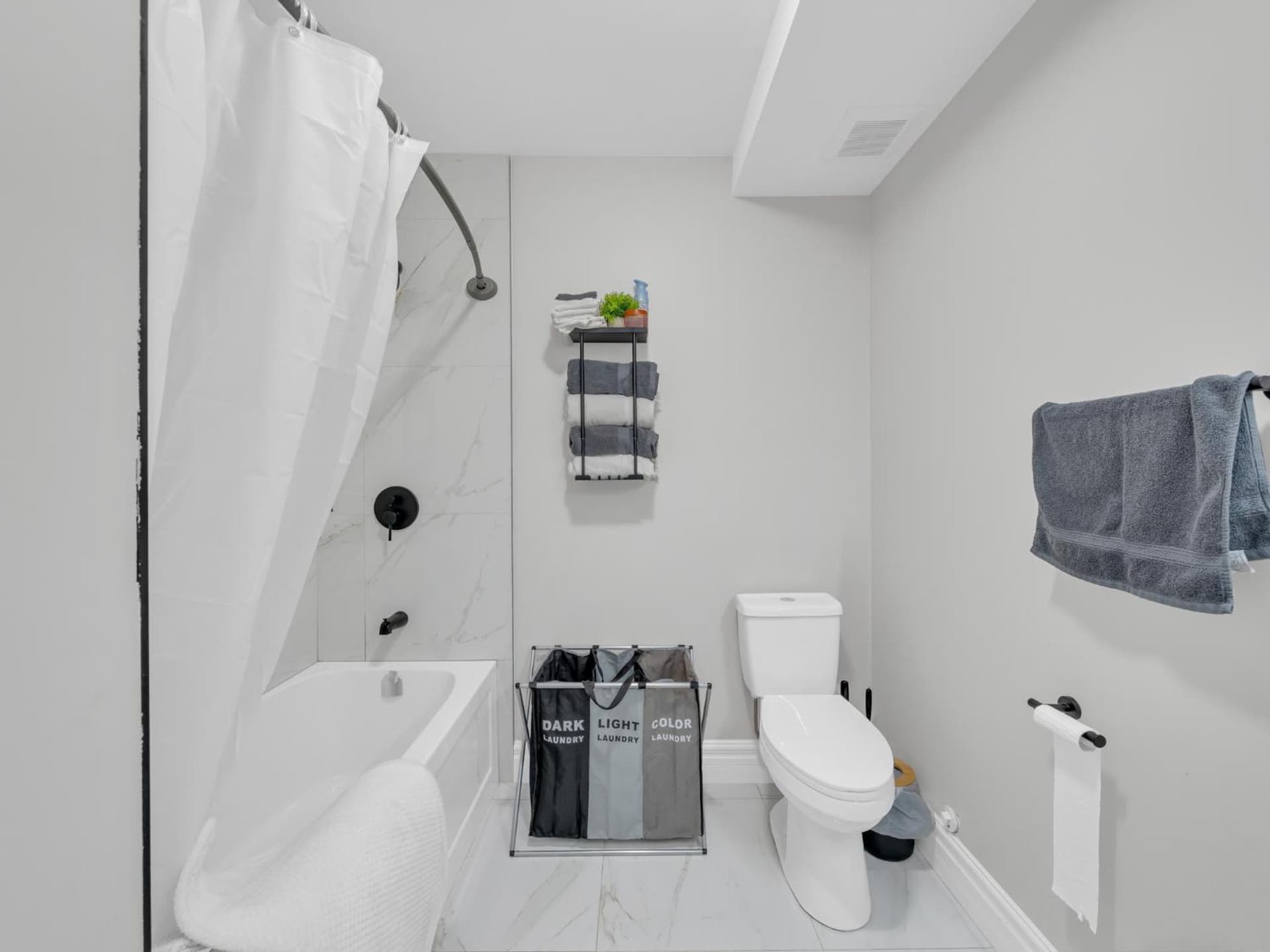 5 Bedrooms Modern Oasis in Downtown Area