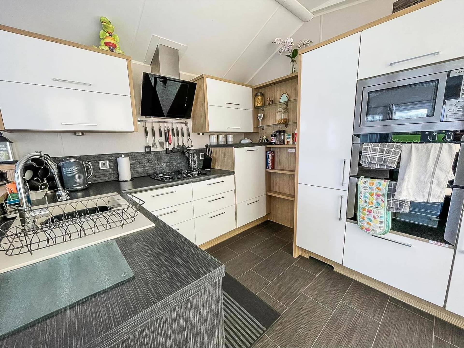 Beautiful 6 Berth Caravan With Decking At Dovercourt Park, Essex Ref 44009G