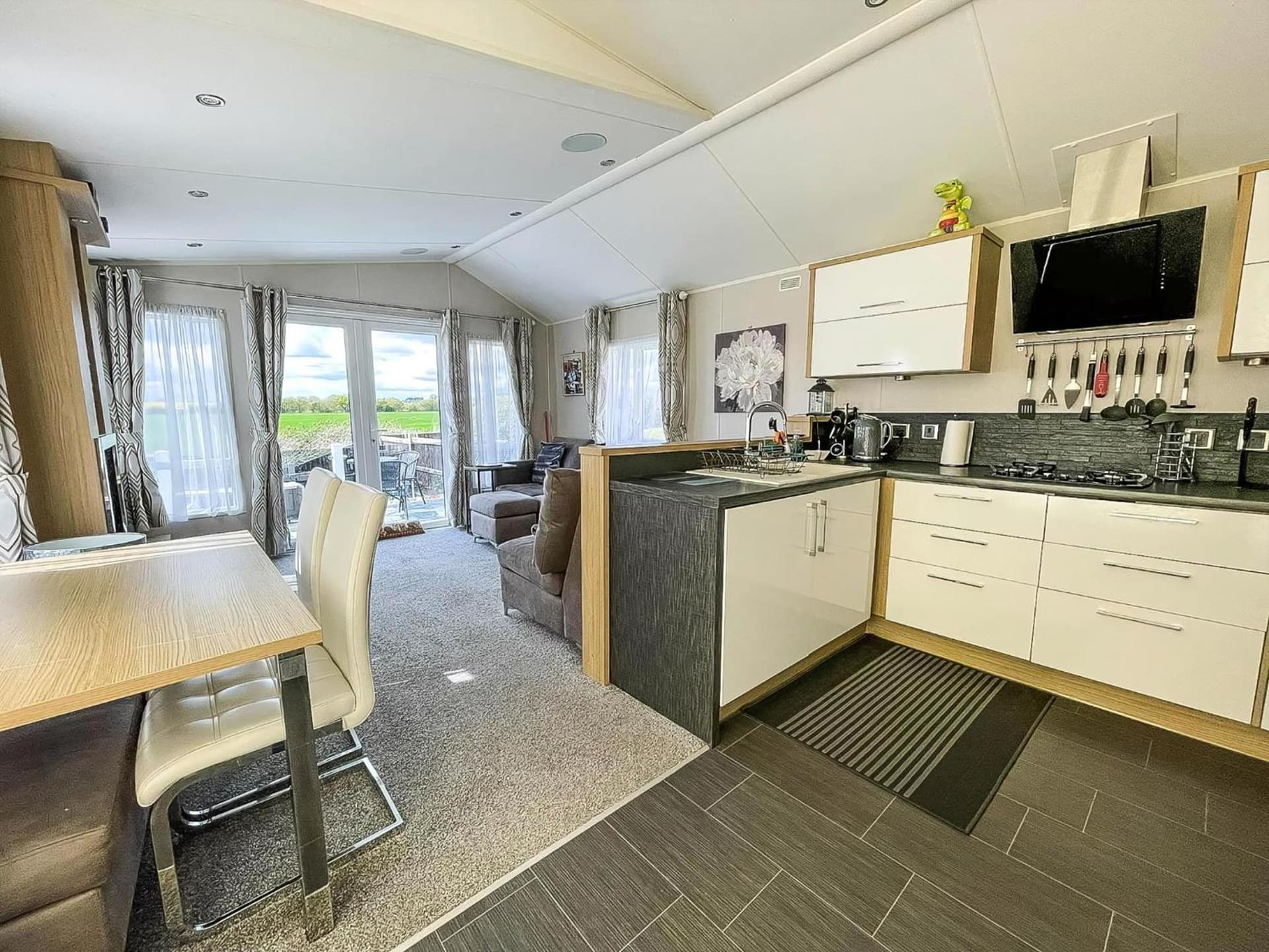 Beautiful 6 Berth Caravan With Decking At Dovercourt Park, Essex Ref 44009G