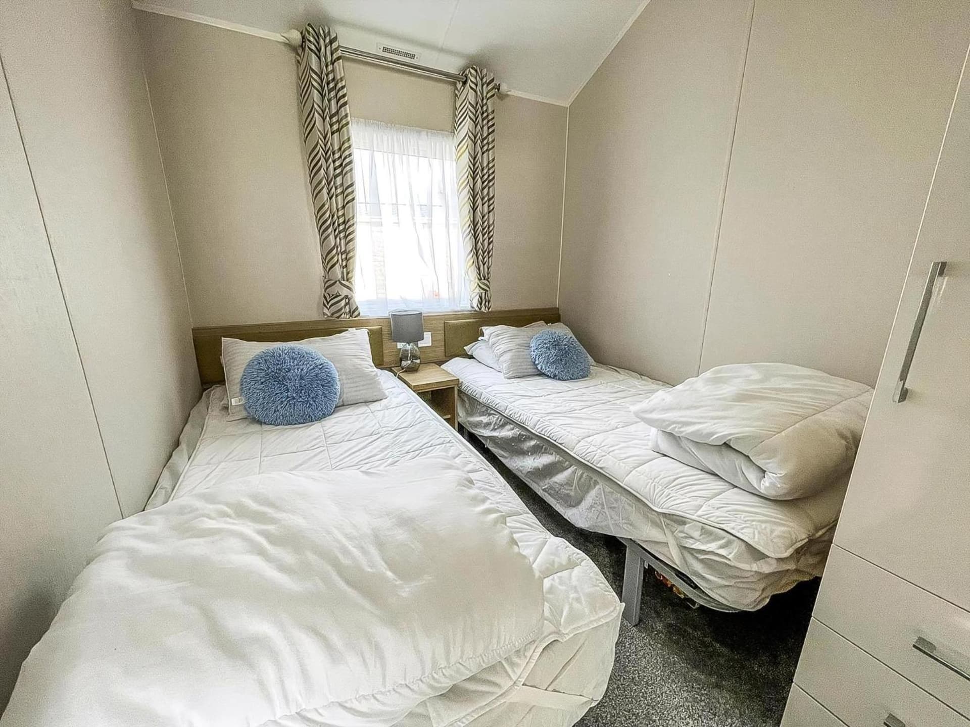 Beautiful 6 Berth Caravan With Decking At Dovercourt Park, Essex Ref 44009G