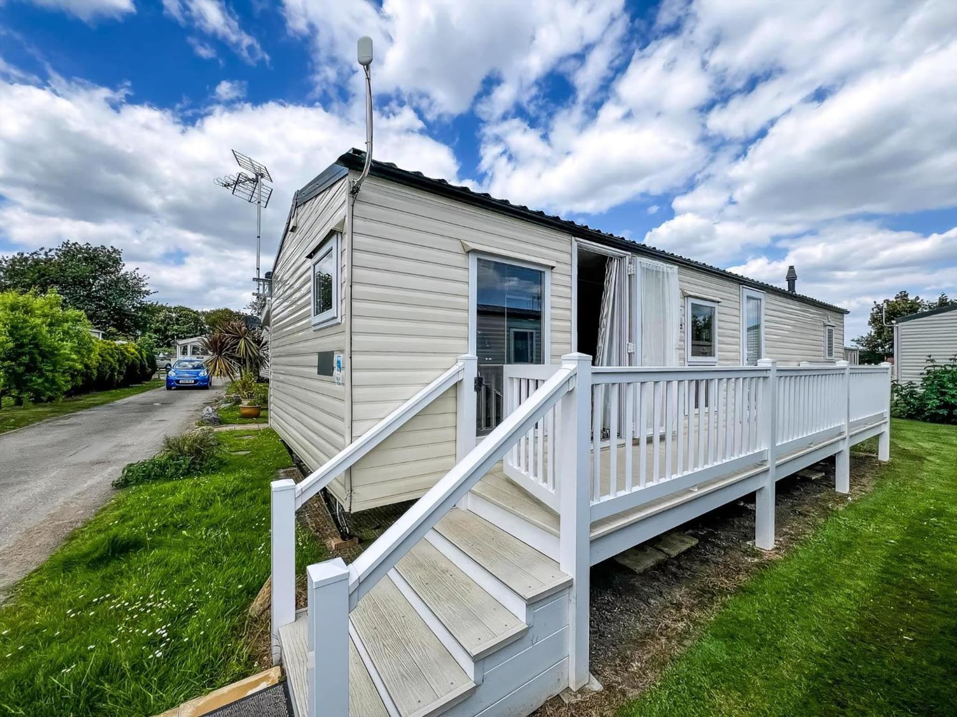 Great Caravan With Wifi And Decking At Dovercourt Holiday Park Ref 44006C