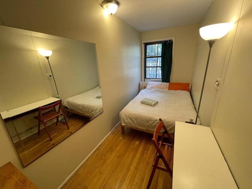 Ground floor Williamsburg Private bedroom near Subway
