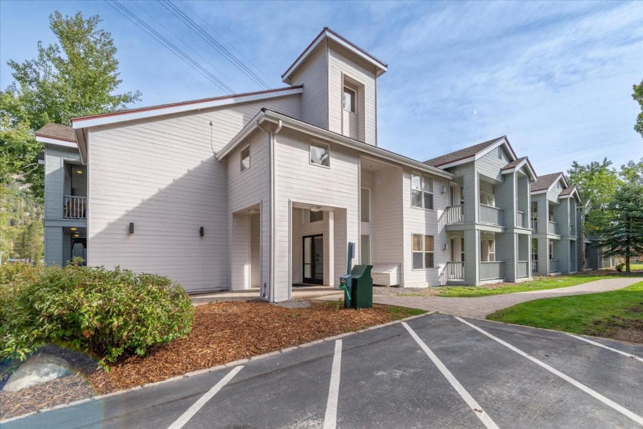 Luxury ski-in ski-out Palisades condo 200ft to KT22 Steps to Gondola Tram Funitel